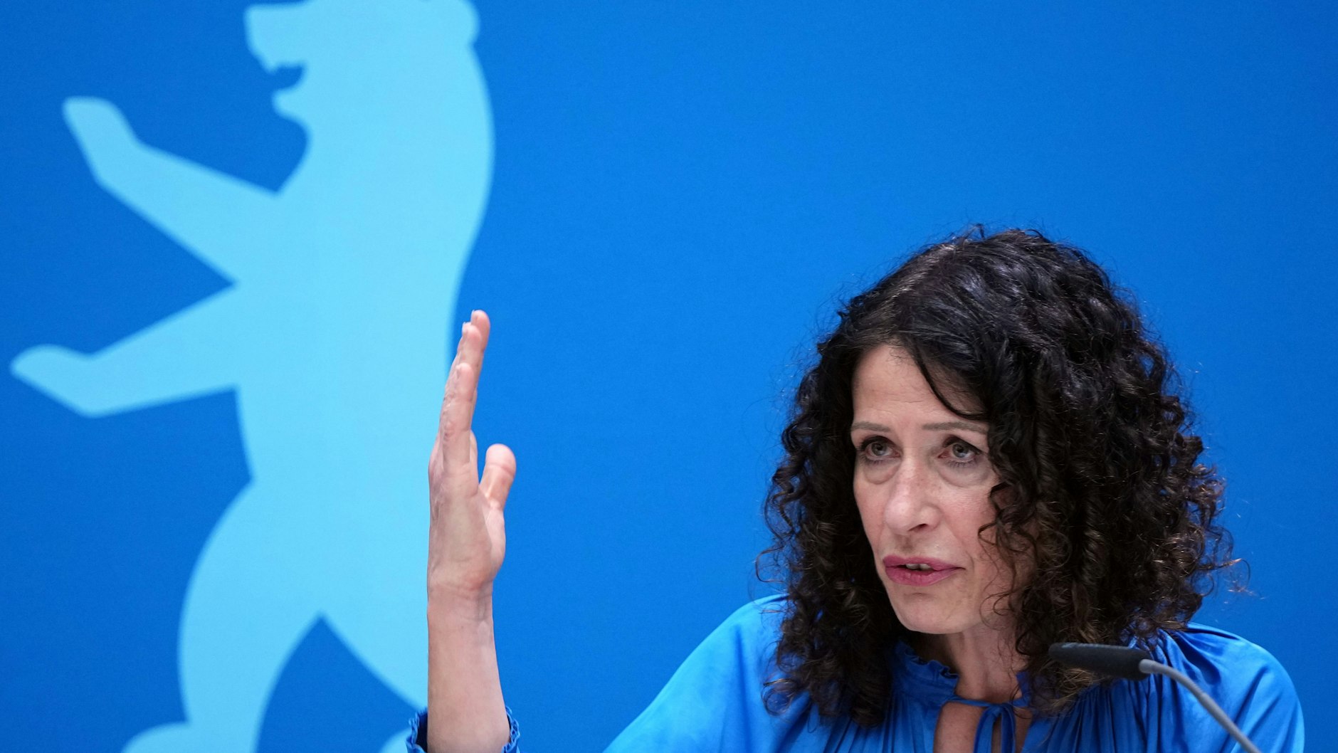 Bettina Jarasch (Die Grünen), Senatorin für Umwelt, Mobilität, Verbraucher- und Klimaschutz, macht die Friedrichstraße zur Fußgängerzone. 