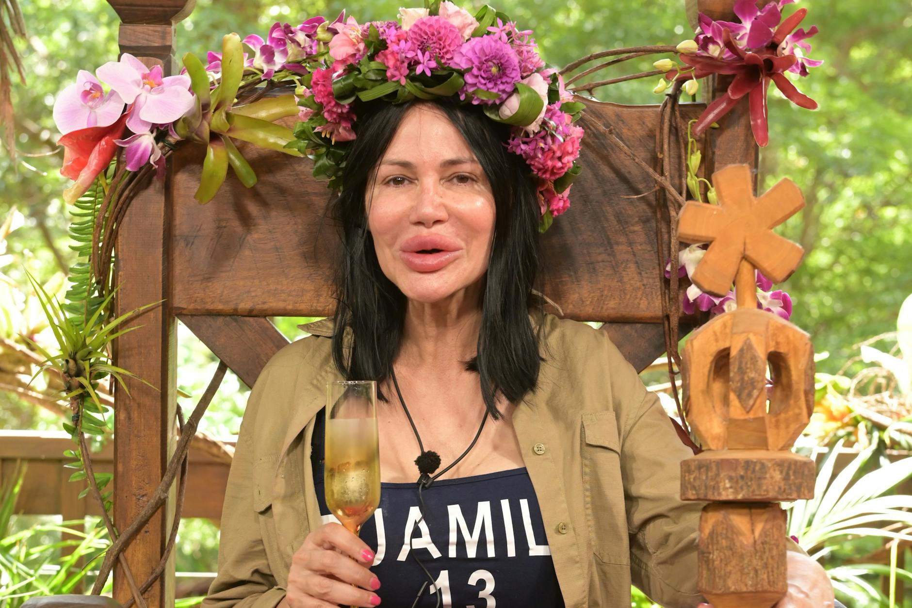 Sektchen gegen die Übelkeit: Nach der Bekanntgabe ihres Siegs war Djamila Rowe erstmal übel.