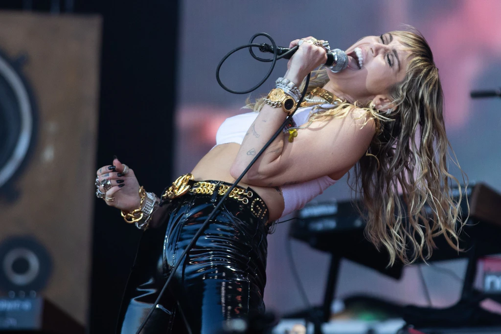 Vielen Dank für die Blumen: Miley Cyrus räumt mit „Flowers“ krass ab