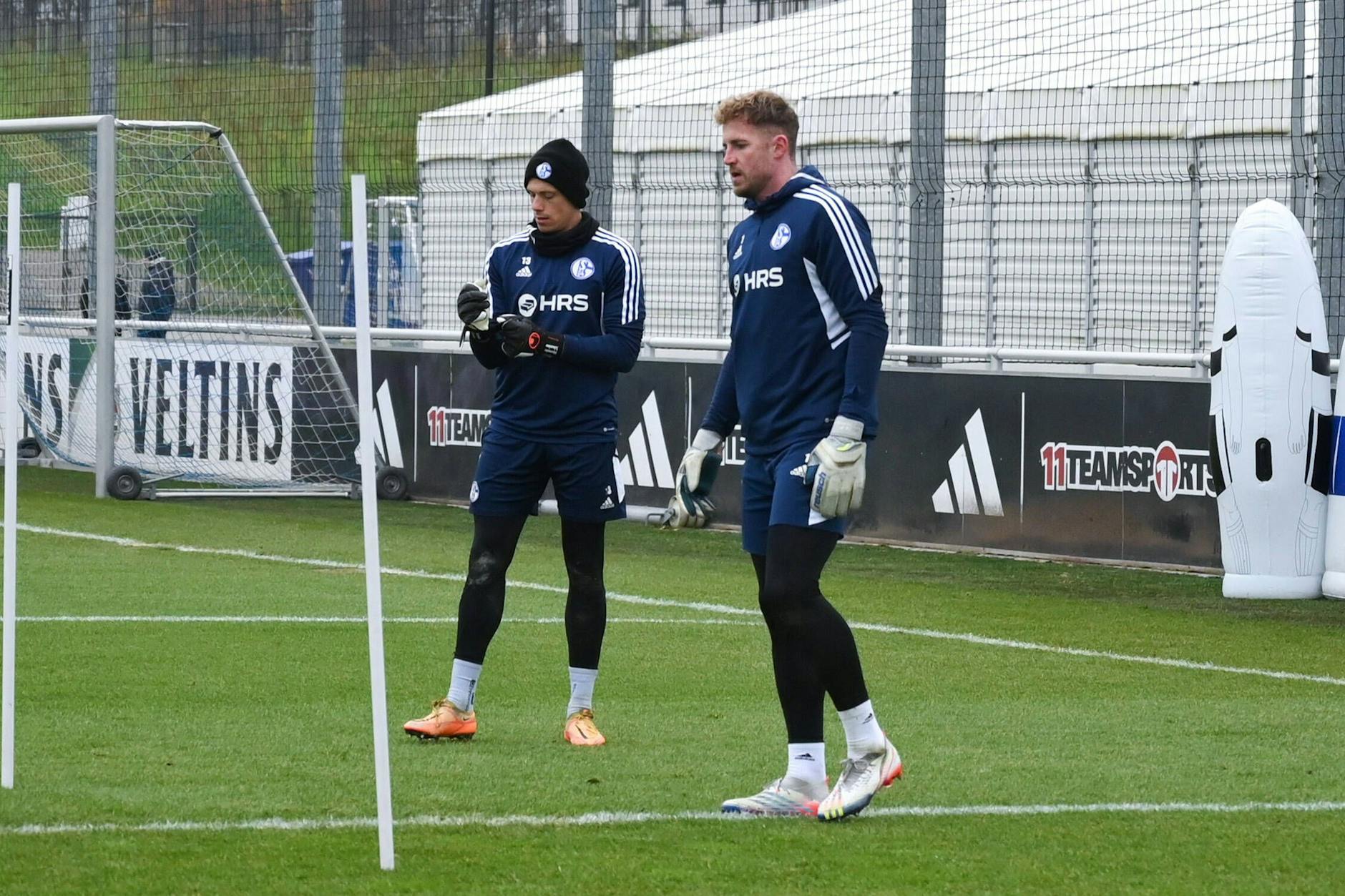 Hertha-Leihgabe Alexander Schwolow (l.) muss auf Schalke ab sofort Ralf Fährmann den Vortritt lassen. 