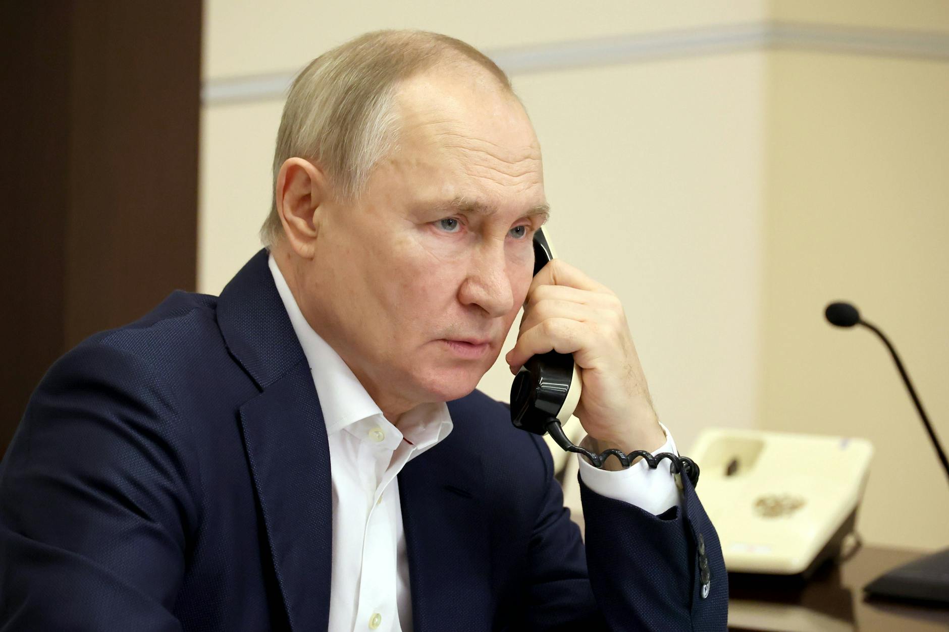 Wladimir Putin am Telefon.
