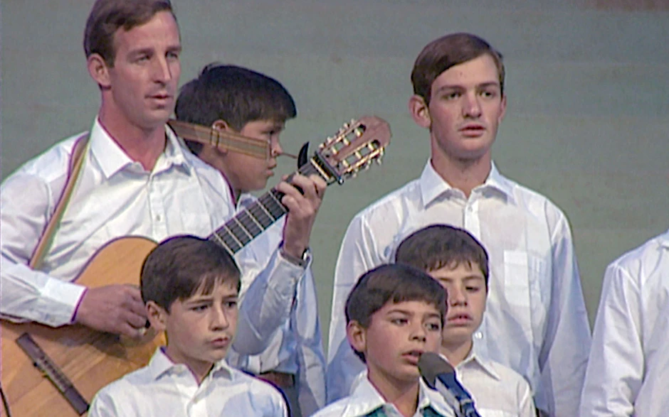 Günter Schaffrik (mit Gitarre) bei einer Aufführung in Chile. Das Bild stammt aus der Dokumentation „Colonia Dignidad – Aus dem Innern einer deutschen Sekte“.