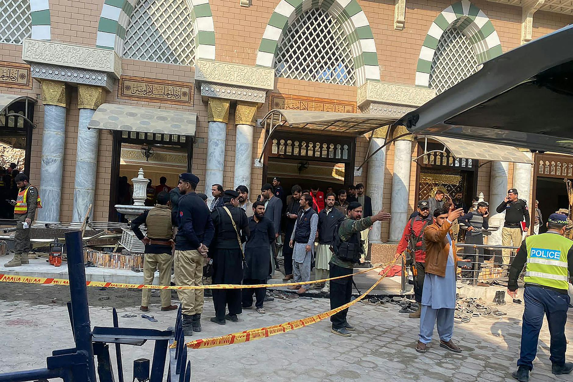 Polizei und Rettungskräfte vor der Moschee in Peschawar