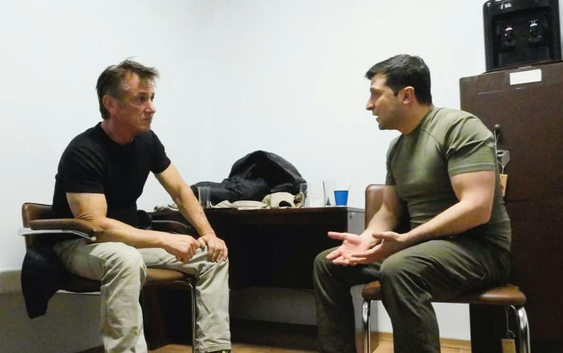HANDOUT - Sean Penn (l) und der ukrainische Präsident Wolodymyr Selenskyj in einer Szene des Dokumentarfilms "Superpower". /dpa