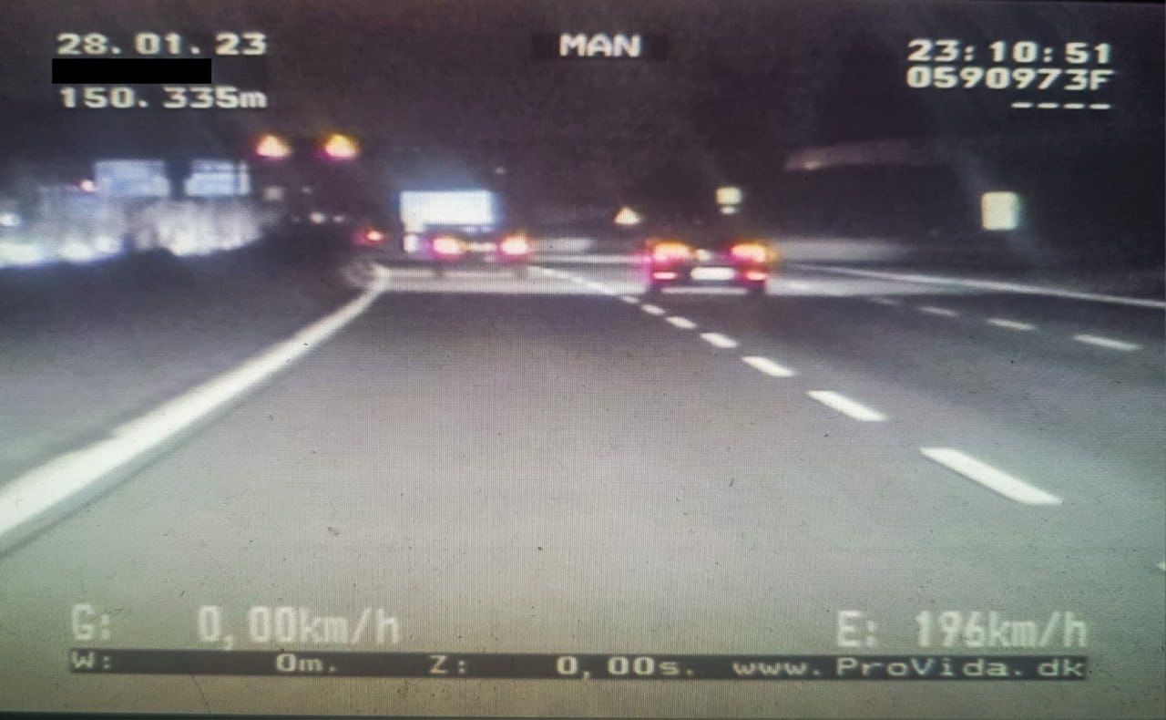 Mit 196 km/h: Berliner Polizei filmt den irren Raser von der A113. Der 19-Jährige besitzt den Führerschein erst seit vier Monaten