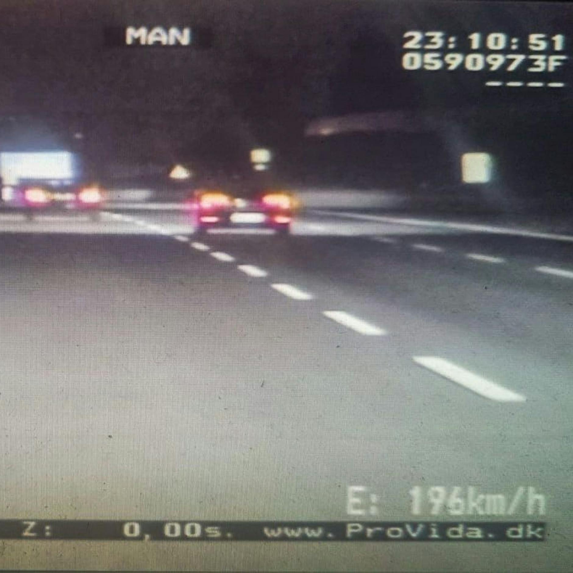 Mit 196 km/h: Berliner Polizei filmt den irren Raser von der A113. Der 19-Jährige besitzt den Führerschein erst seit vier Monaten