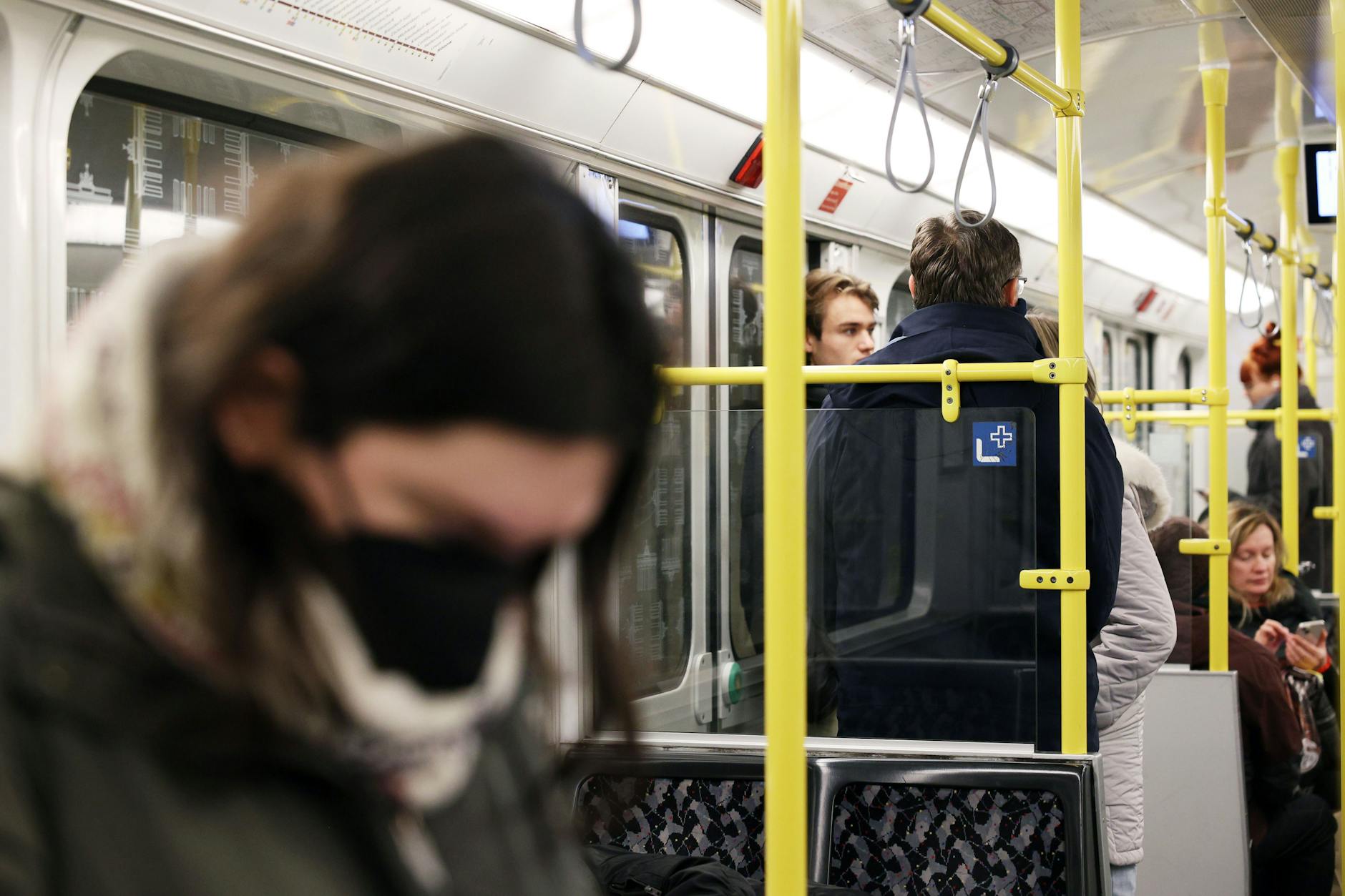 Die Maskenpflicht in den öffentlichen Verkehrsmittel fällt ab dem 1.2., oft werden sie jetzt schon nicht mehr getragen.
