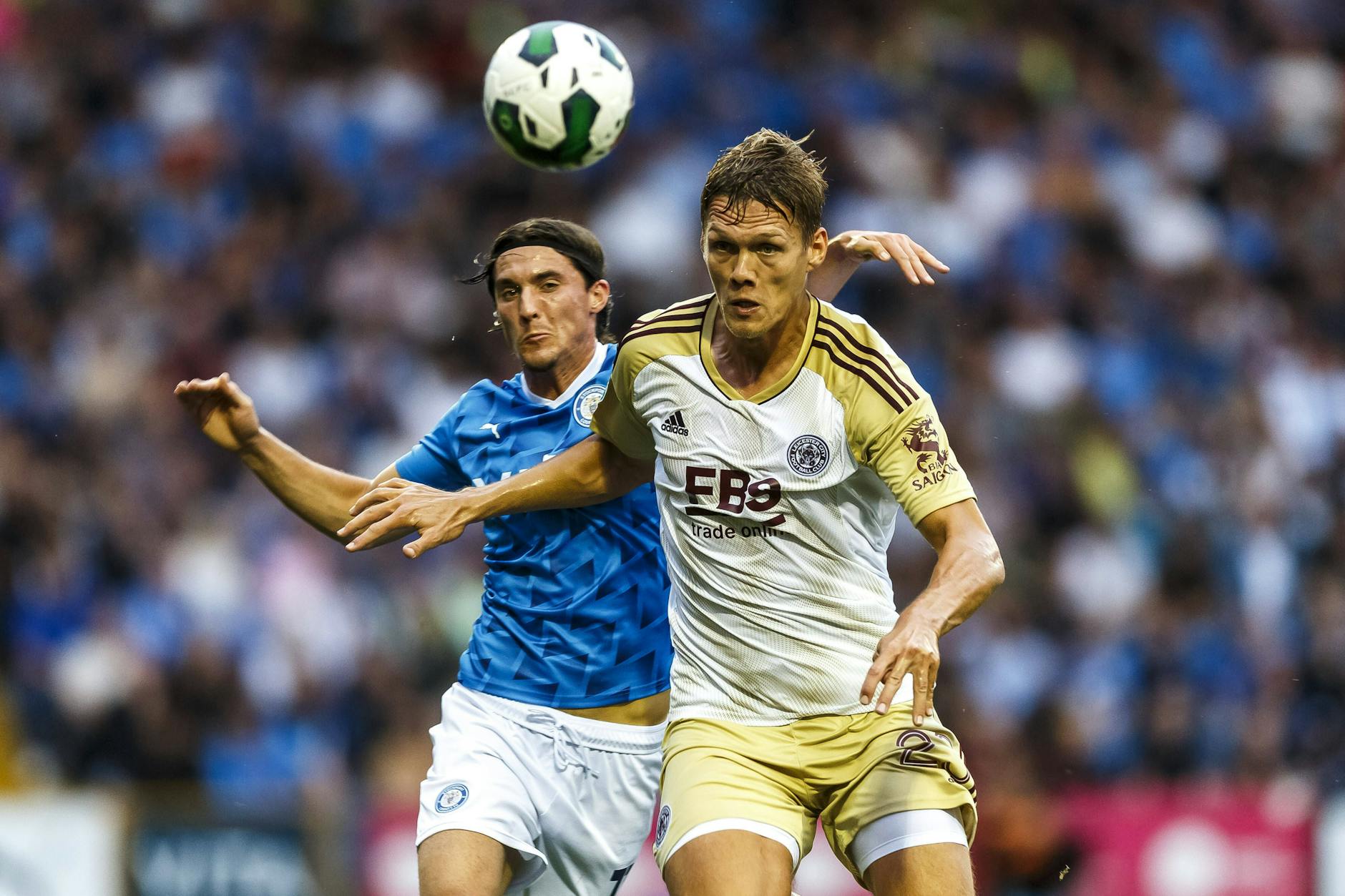 Jannik Vestergaard (30,r.) kennt die Bundesliga und steht bei Leicester City in England auf dem Abstellgleis. Hertha BSC würde der Däne wohl sofort helfen können. 