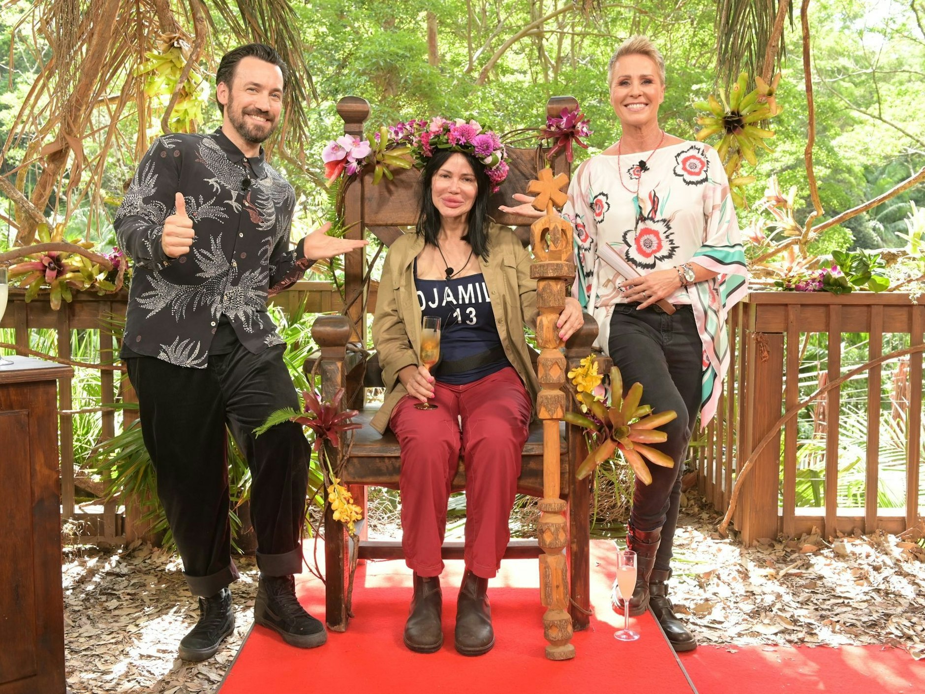 Djamila Rowe ist die neue Dschungelkönigin. Hier zusammen mit den Moderatoren Jan Köppen und Sonja Zietlow.