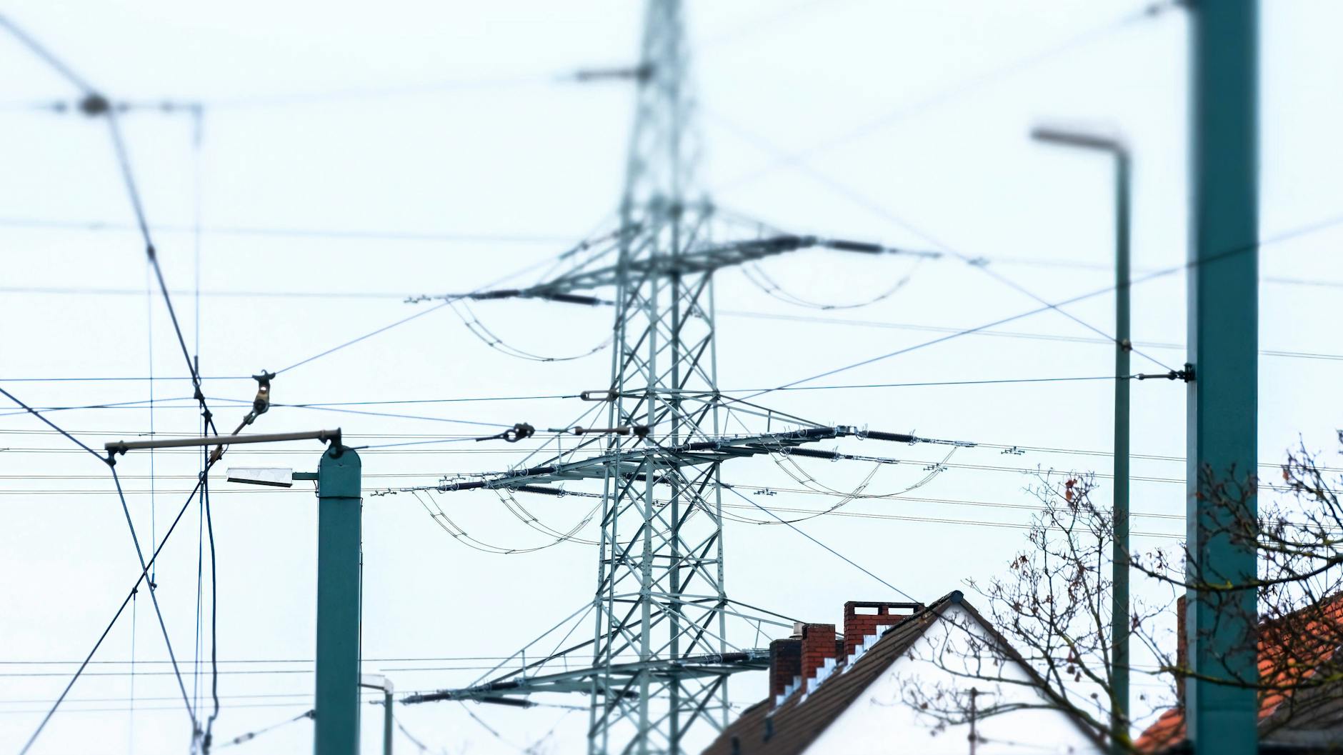Offenbar war eine gerissene Hochspannungsleitung für den Stromausfall im Harz verantwortlich. (Symbolfoto)