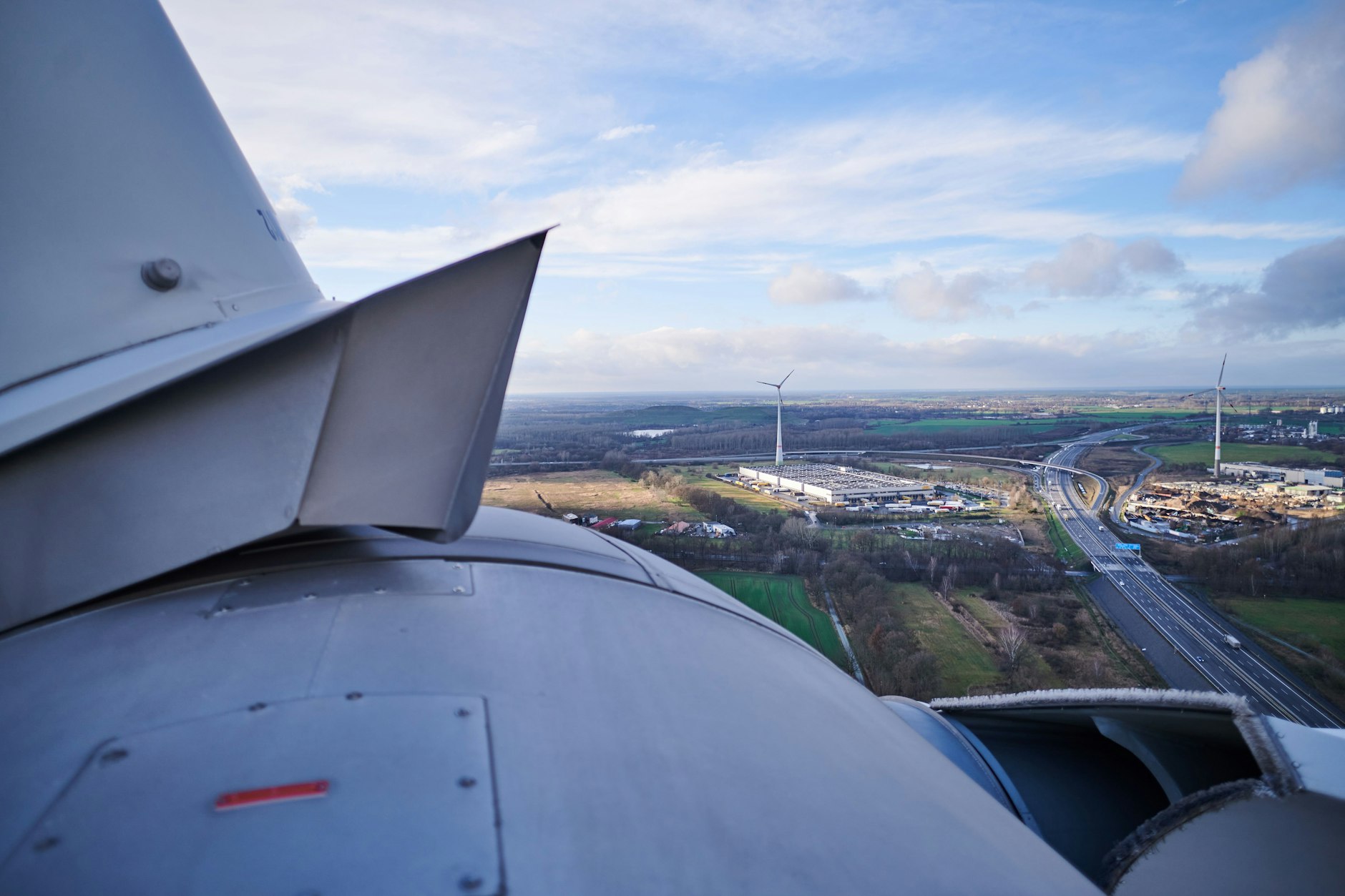 Von der Gondel des Windrads im Norden Pankows aus wirkt die A10 wie eine schmale Landstraße. Links setzt eines der drei Rotorblätter an.