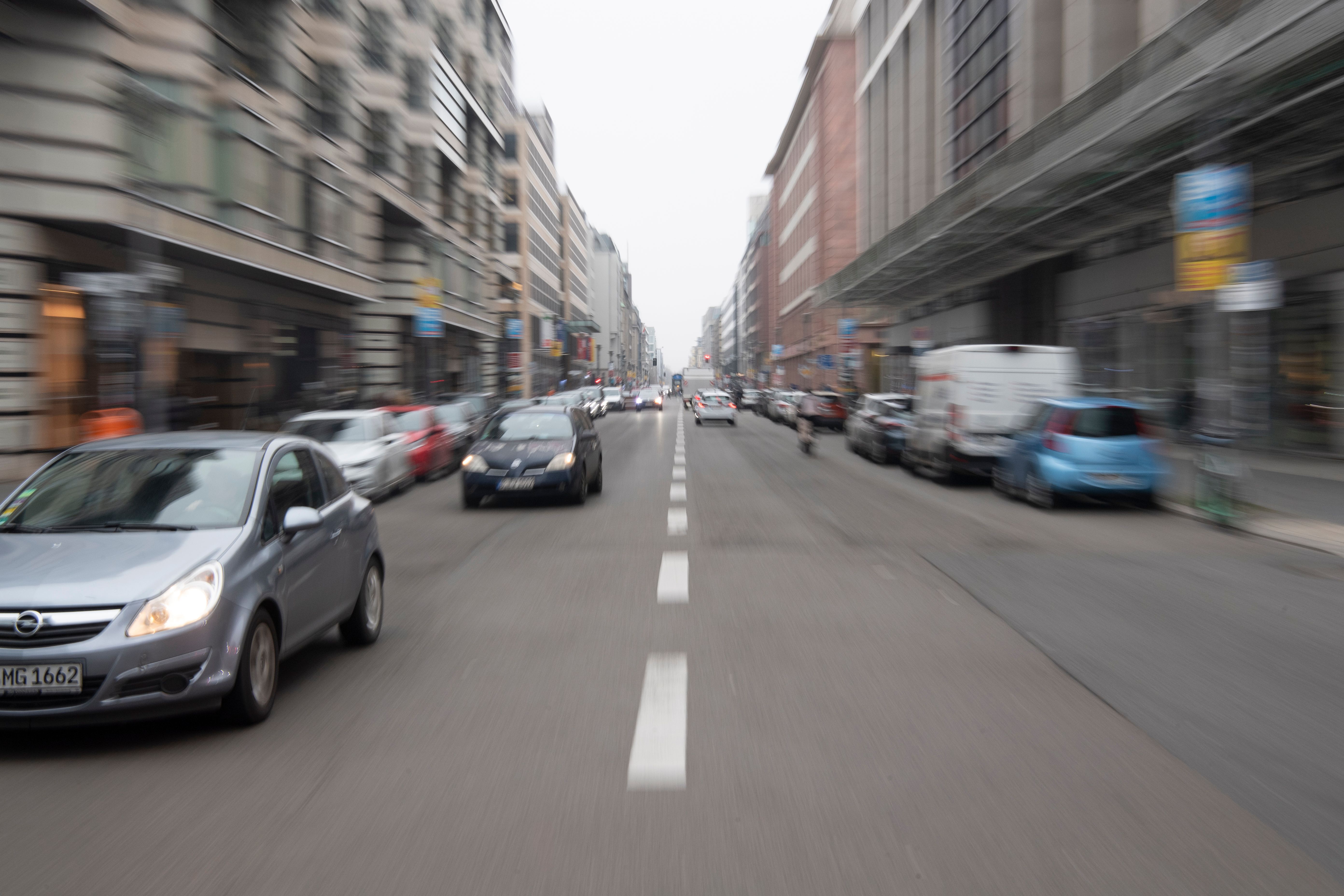 Image - Autos müssen draußen bleiben: Ein Teil der Friedrichstraße ist seit Montagmorgen wieder dicht – und so umfahren Sie die Sperrung