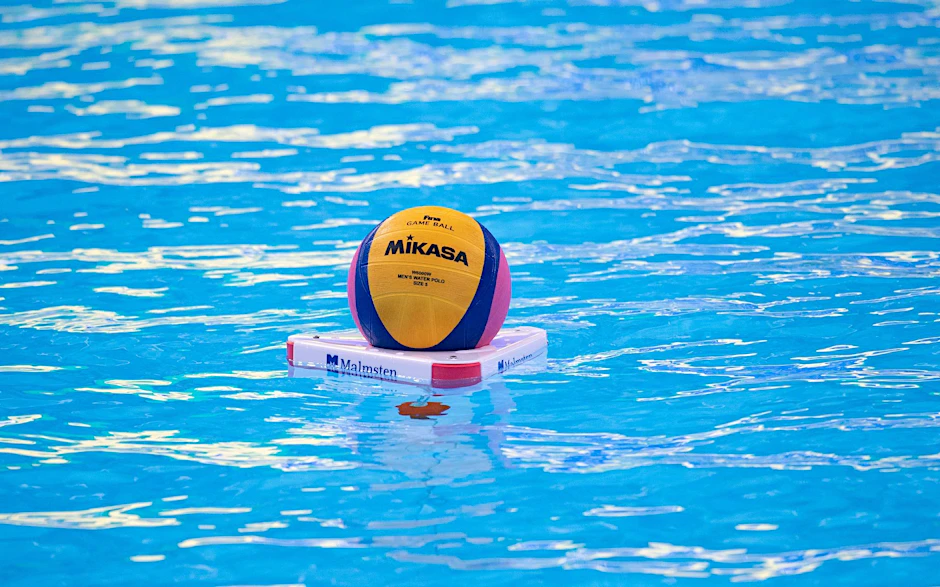 ARCHIV - Der Ball liegt vor Beginn des Spiels im Wasser.  