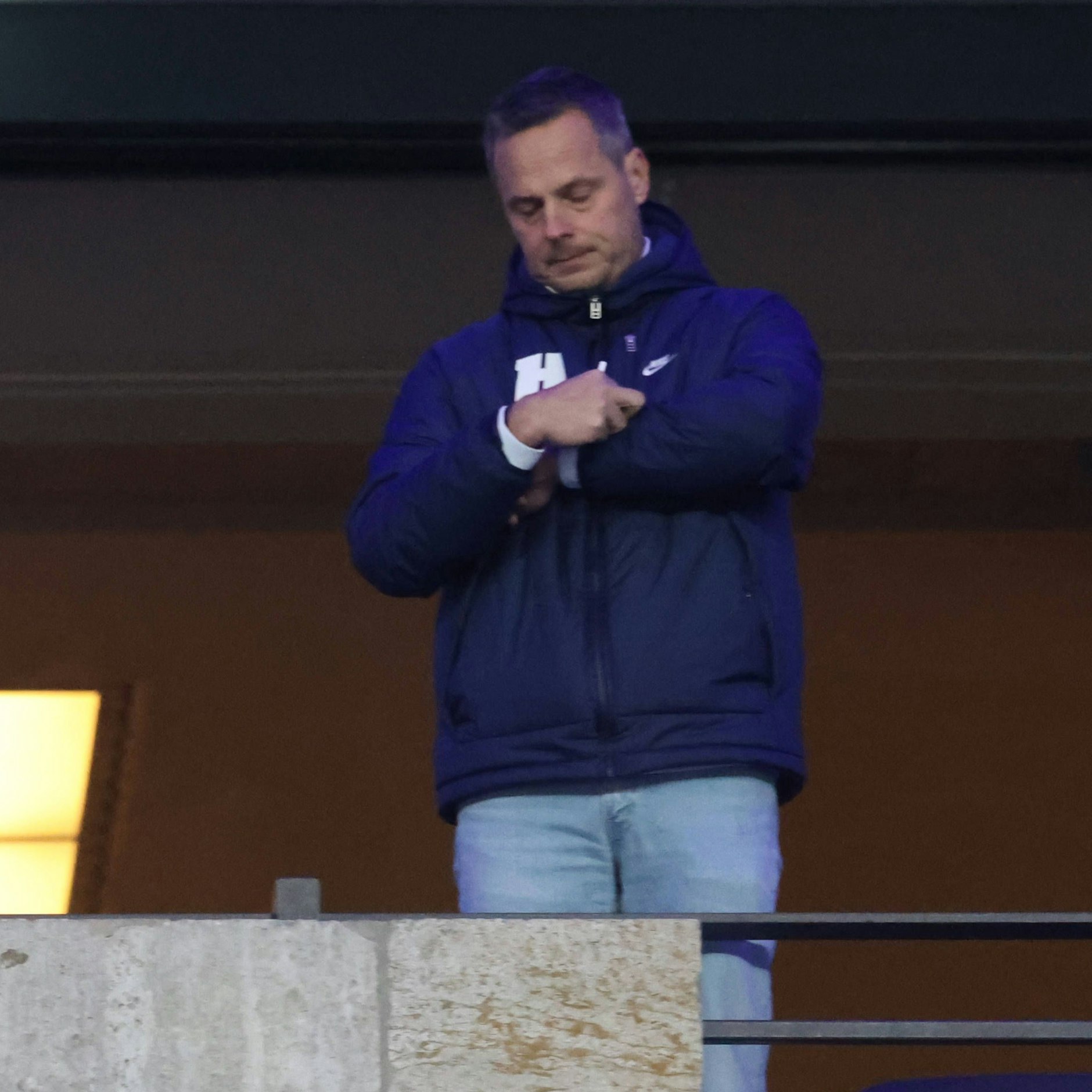 Präsident Kay Bernstein mit Thermojacke, darunter sein hellblaues Kult-Objekt. Er schaut beim 0:5 gegen Wolfsburg auf die Uhr, da lief die Zeit von Bobic schon ab.