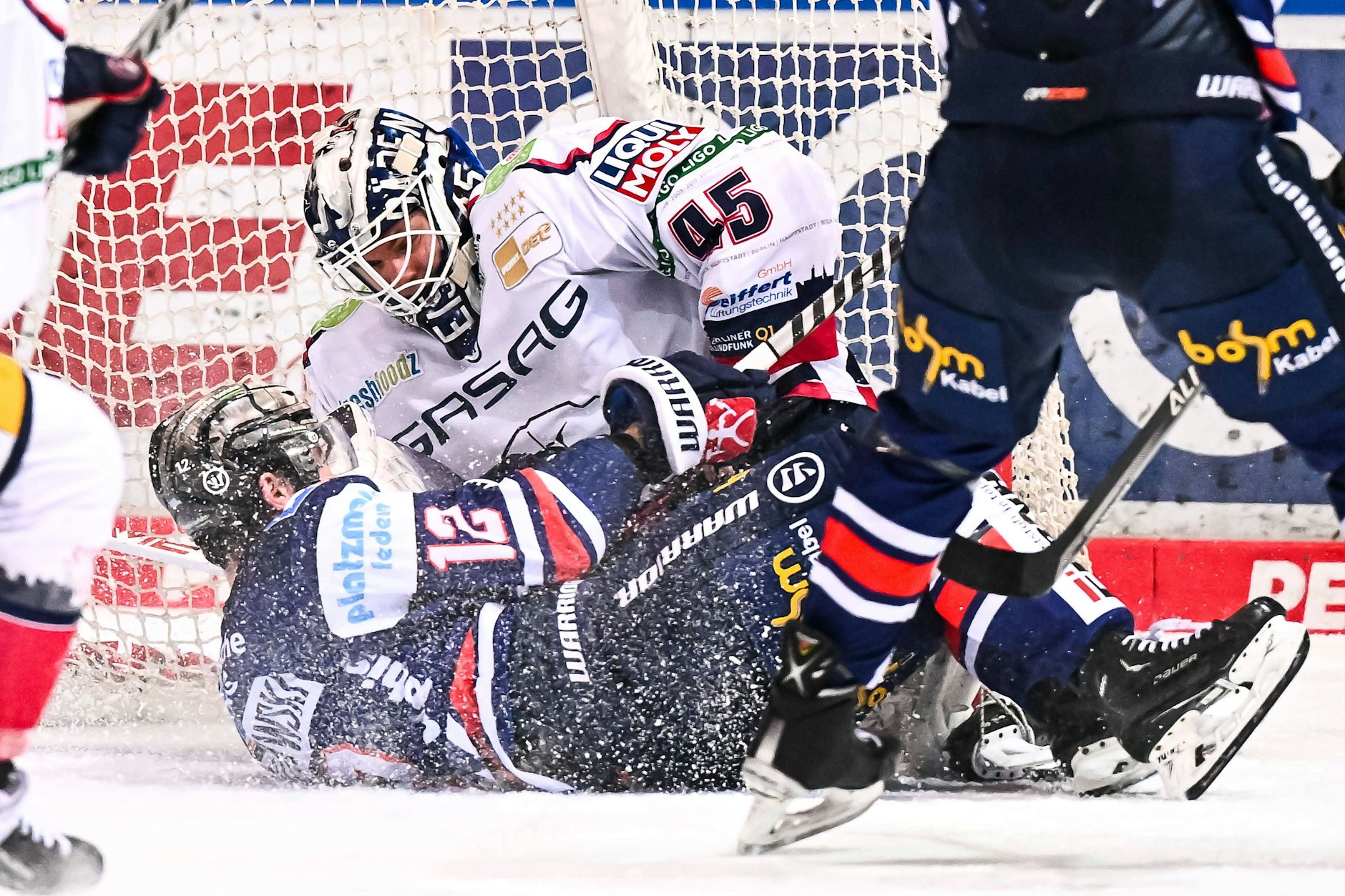 Eisbären-Torwart Tobias Ancicka kann beim 1:4 bei den Iserlohn Roosters vieles, aber nicht alles halten ...