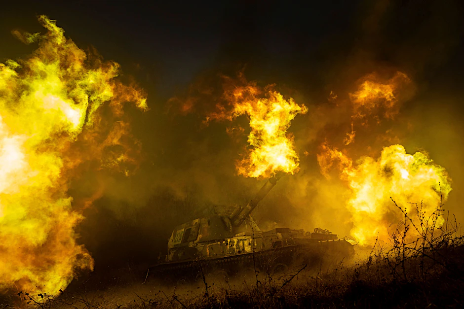 Eine ukrainische Panzerartillerie schießt an einer Frontlinie in der Region Charkiw.&nbsp;