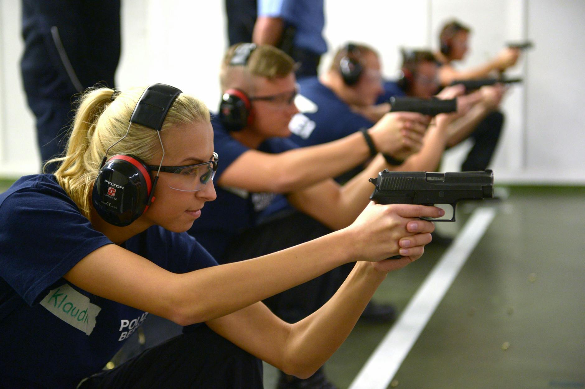 Berliner Polizeischüler trainieren auf einem Schießstand der Landespolizeischule. Einiger dieser Einrichtungen waren marode. Polizisten wurden krank.