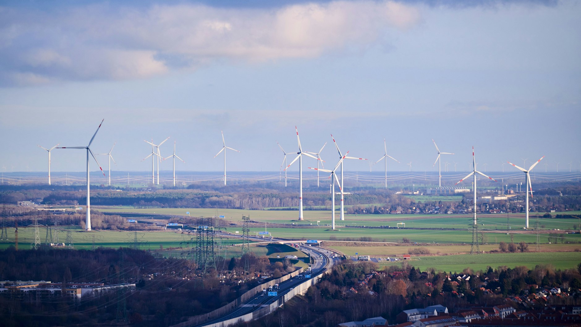 Von einem der sechs Berliner Windräder sind der Windpark Lindenberg und dahinter den Windpark Blumberg zu sehen, beide in Brandenburg.