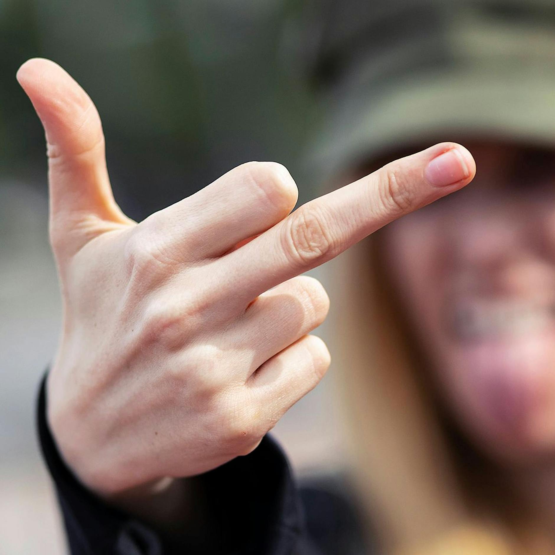 Unfassbare Begegnung im Zug: „Ich schlachte dich!“ Haben junge Leute heute eigentlich gar kein Benehmen mehr?