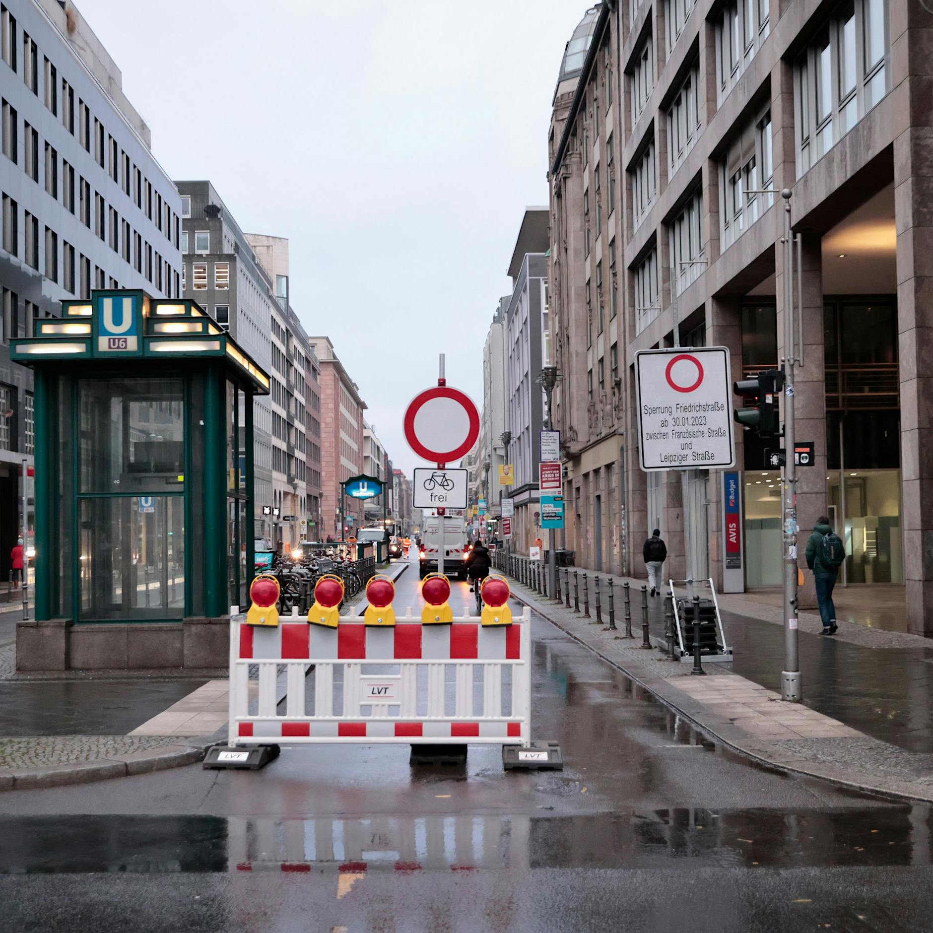 Dafür oder dagegen? Zwei KURIER-Redakteure streiten darüber, ob die dauerhafte Sperrung der Berliner Friedrichstraße für Autos Sinn macht