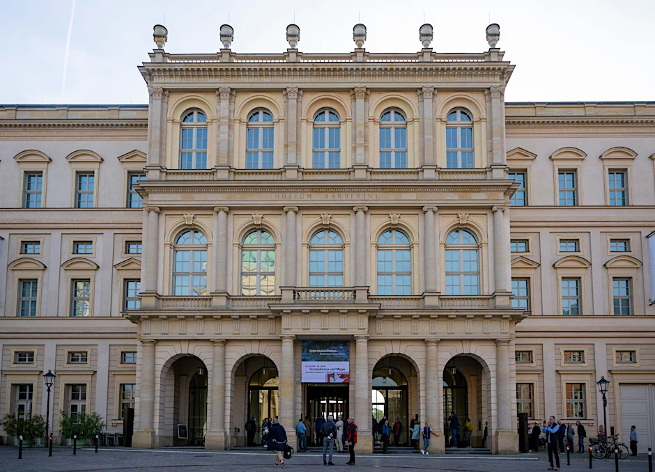 ARCHIV - Besucher warten am Morgen vor dem Museum Barberini.  