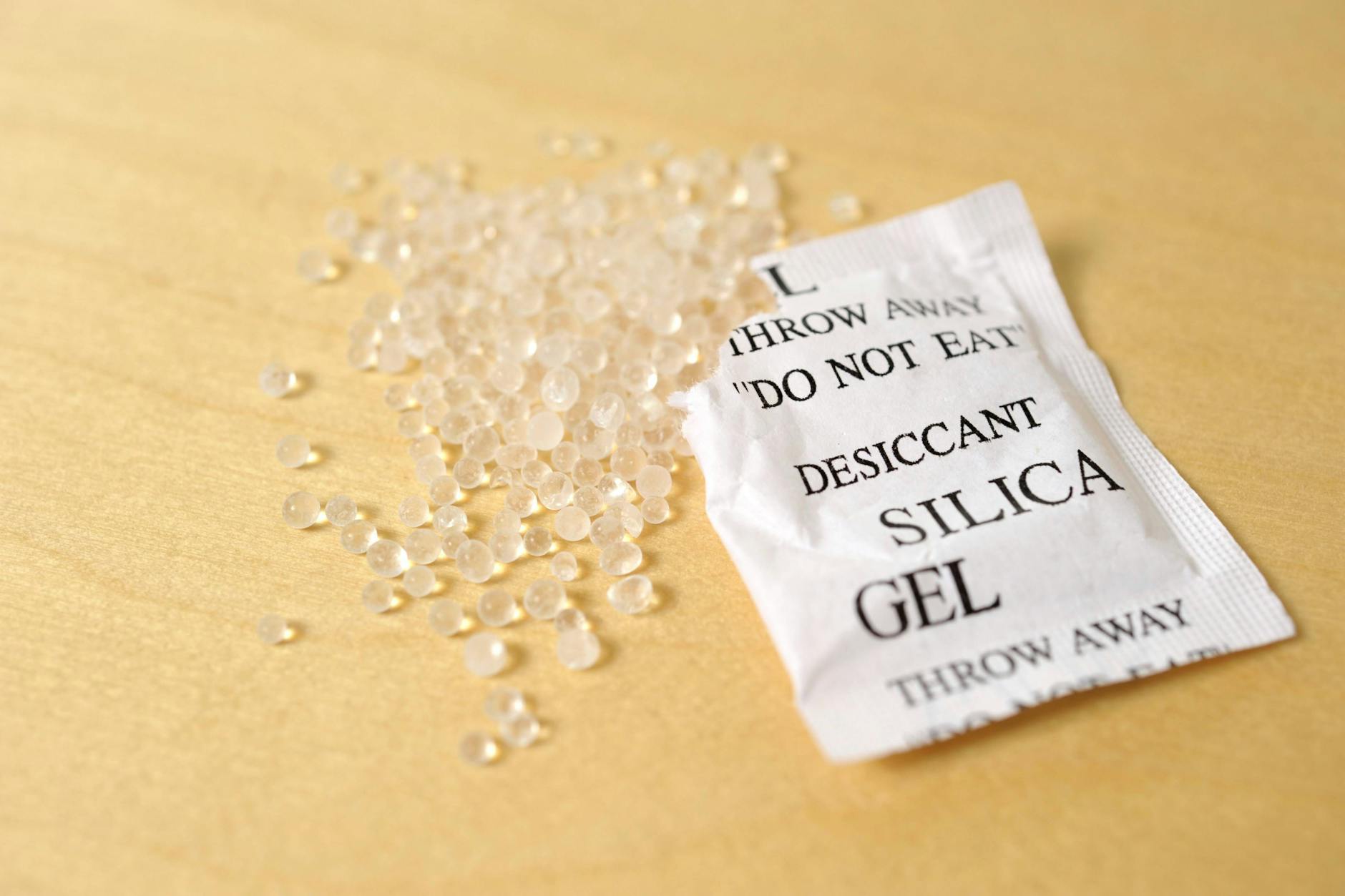 So ein Beutelchen mit Silicagel ist Ihnen bestimmt auch schon in die Hände gefallen.