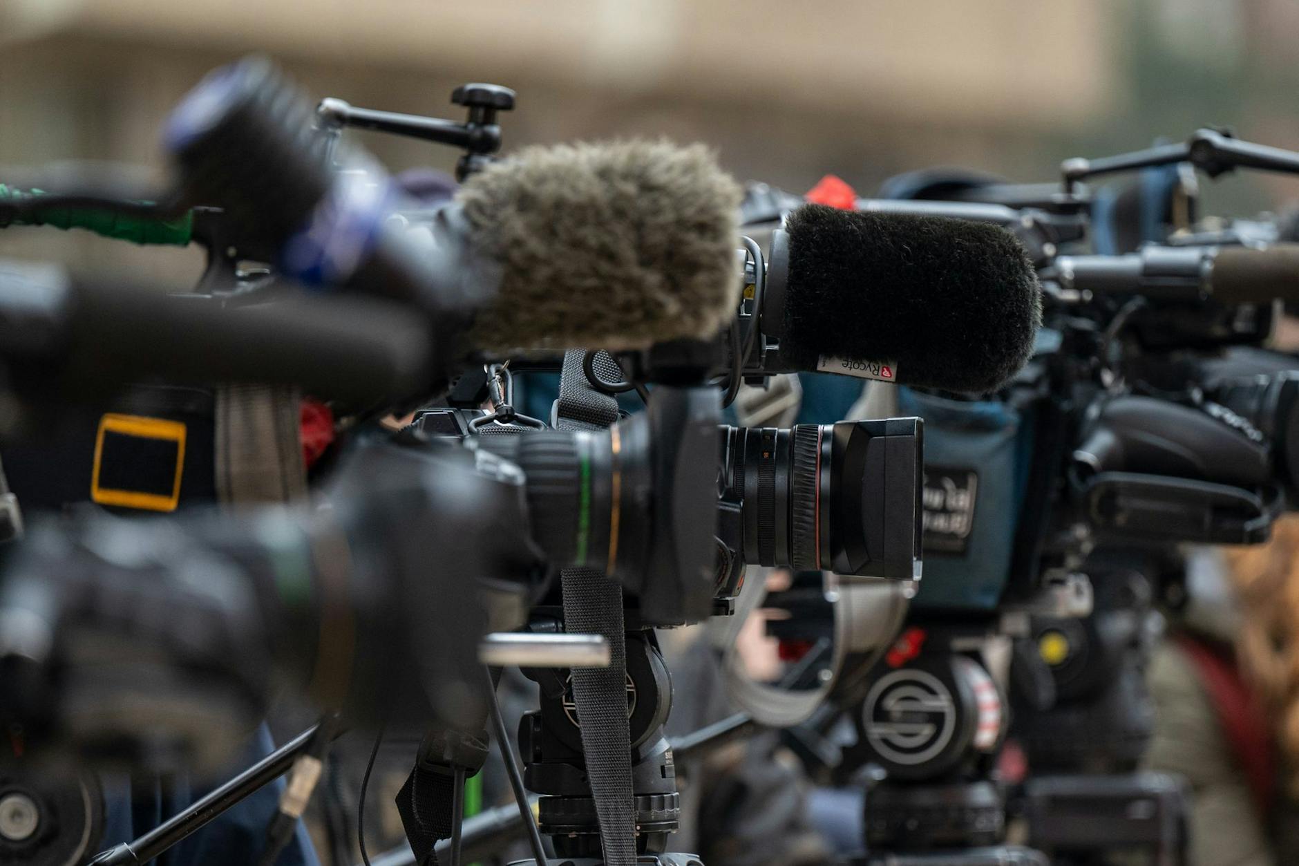 Warten auf ein Presse-Statement: Die Kameras stehen schon bereit.