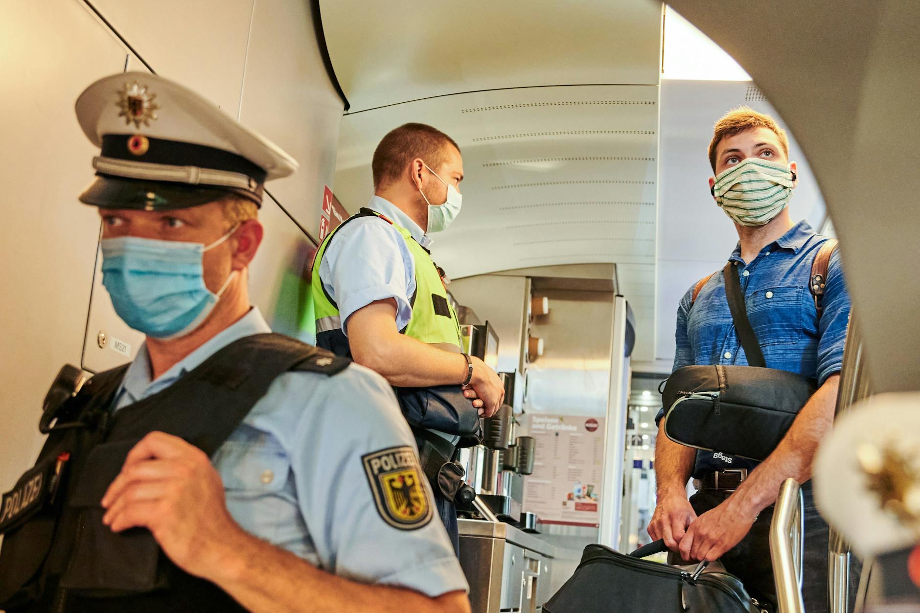 Das findet sein Ende, wenn es denn überhaupt noch geschah: Bundespolizei und Sicherheitsleute der Bahn kontrollierten die Pflicht, in Fernzügen eine Maske zu tragen.