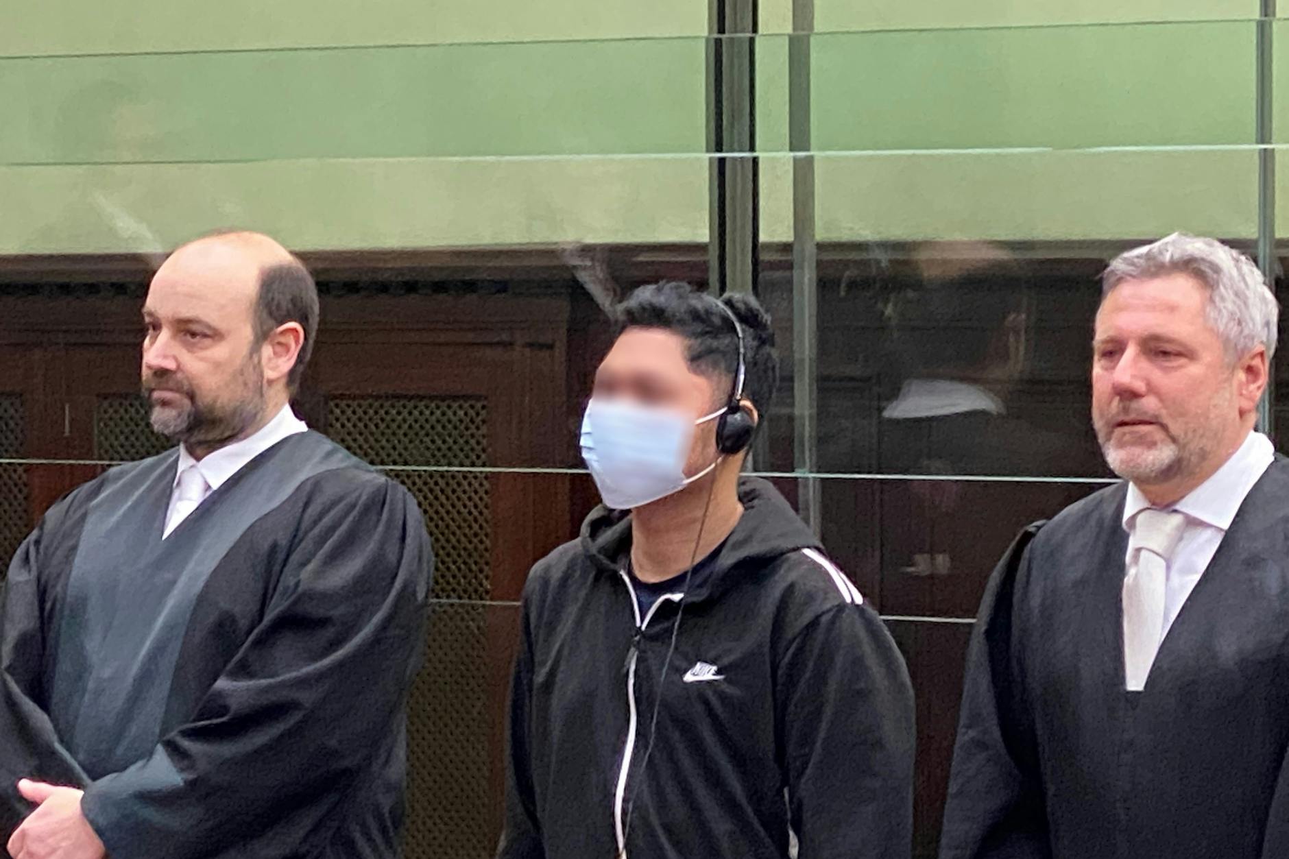 Der Angeklagte Anh Tu L. (32), steht zwischen seinen beiden Anwälten Marvin Schroth (l.) und Matthias Engel.