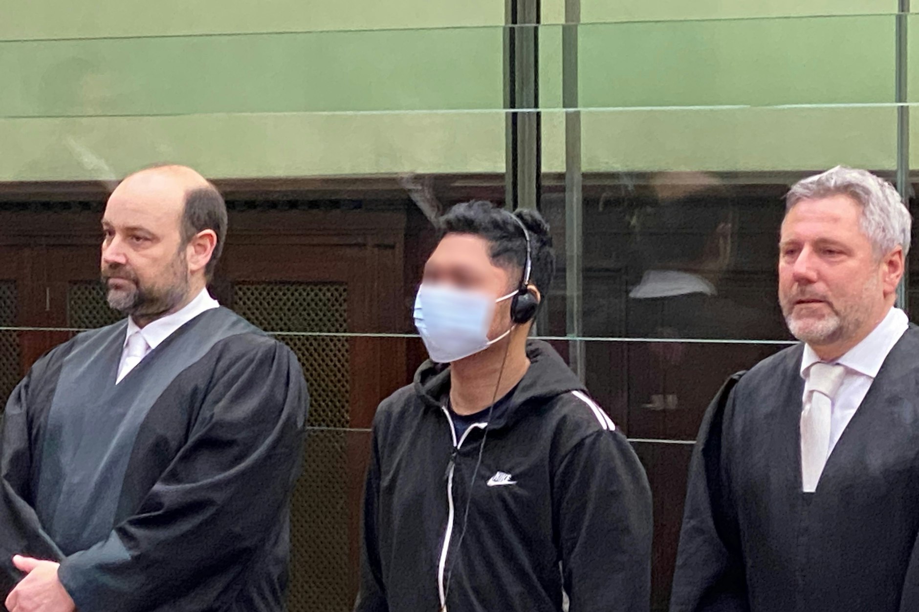 Der Angeklagte Anh Tu L. (32), steht zwischen seinen beiden Anwälten Marvin Schroth (l.) und Matthias Engel.