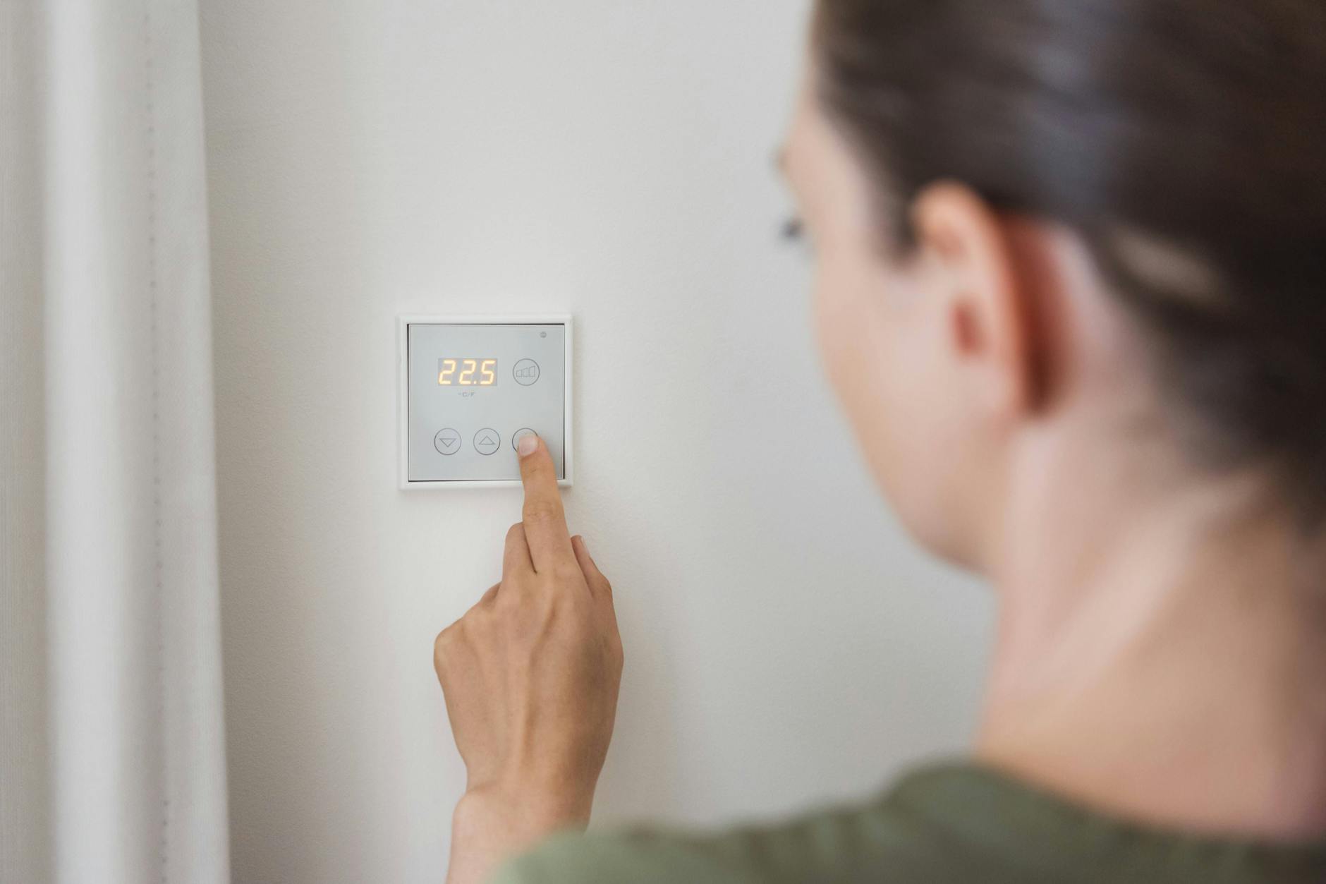 Mit einem smarten Thermostat lassen sich Heizkosten sparen und somit auch Geld.