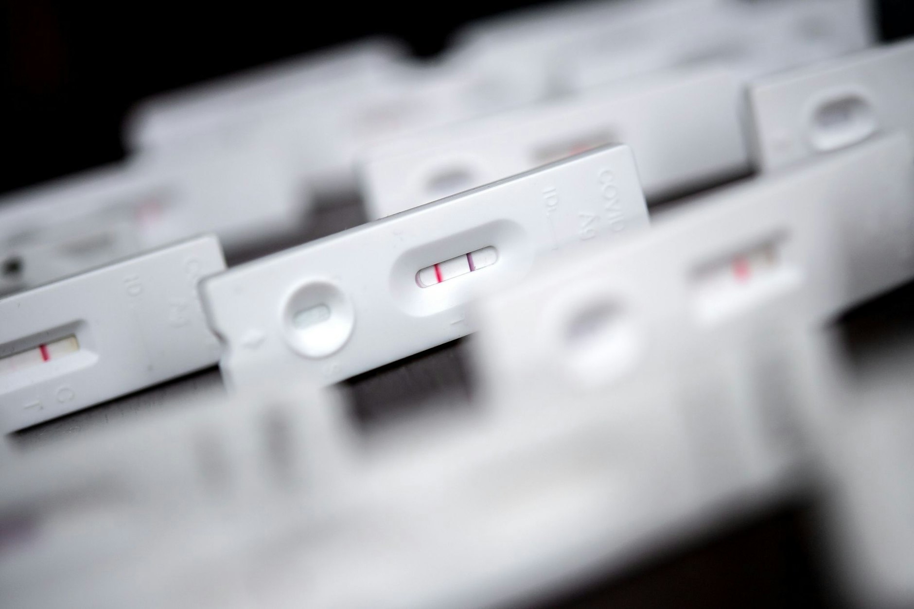 Ein positiver Corona-Test inmitten von negativen. (Symbolfoto)