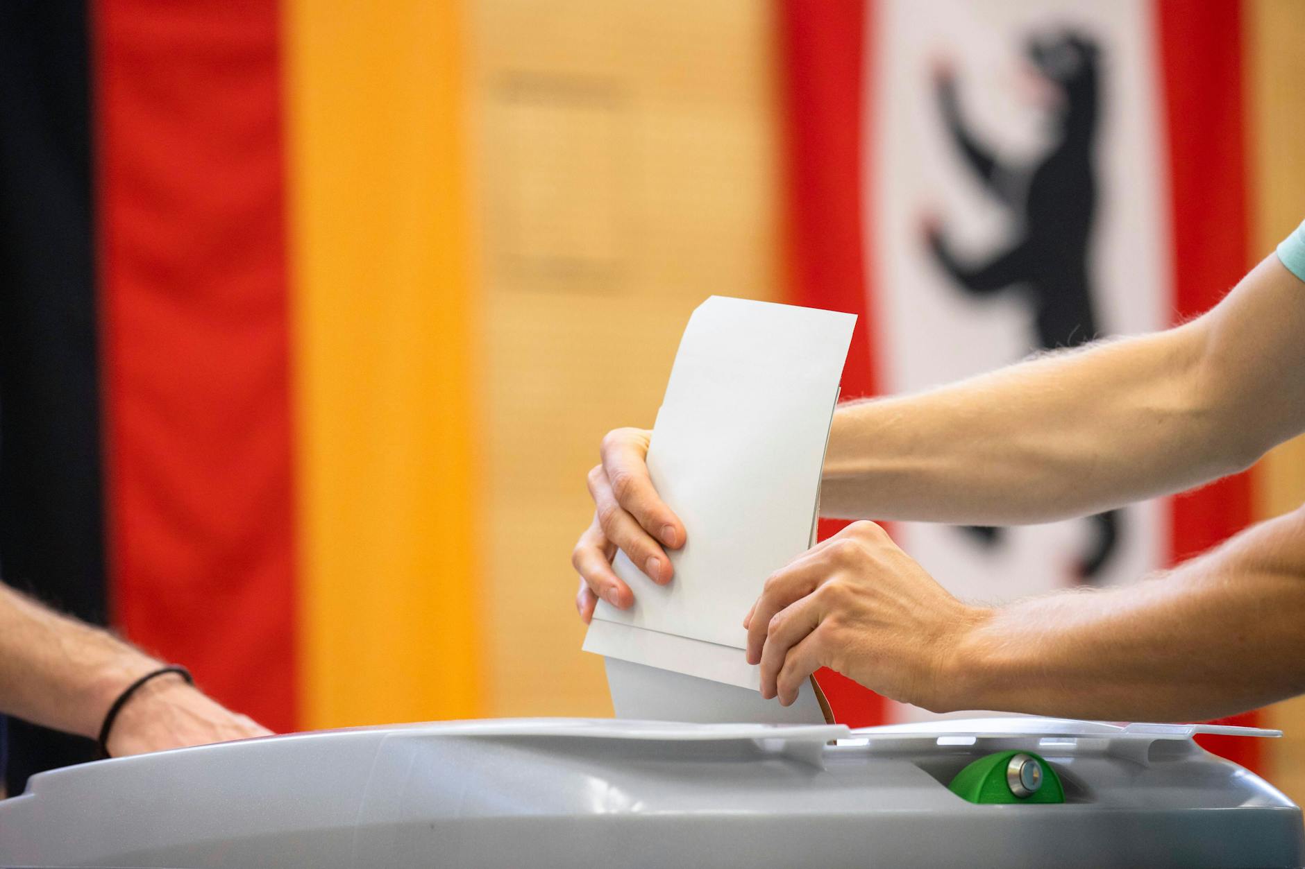 Einwurf der Stimmzettel in eine Wahlurne in Berlin am 26. September 2021.