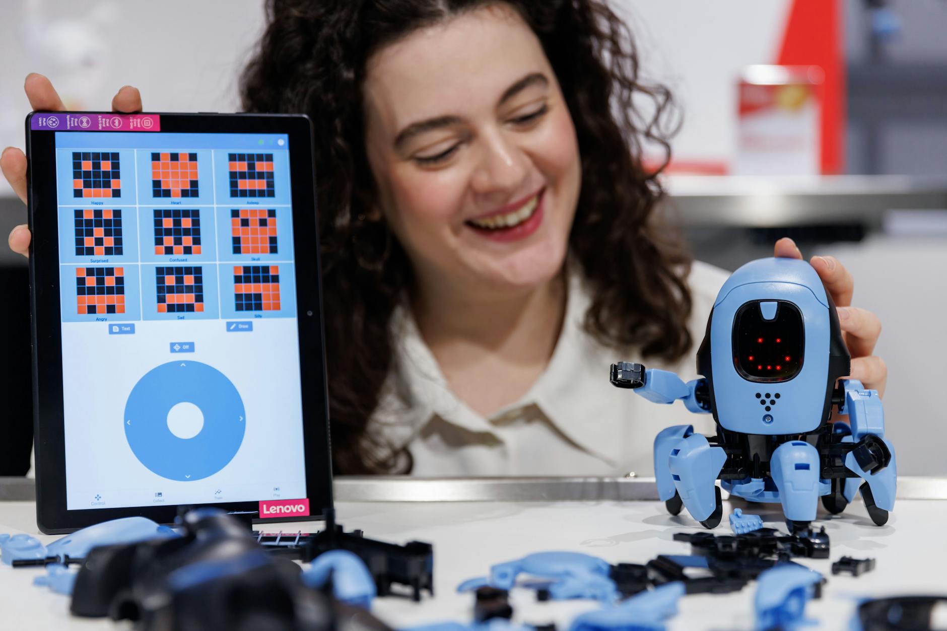 Eine Hostess präsentiert zur 72. Spielwarenmesse in Nürnberg den Roboter Miika K.I. von Franckh-Kosmos. Das Spielzeug wird vom Nutzer selbst zusammengebaut und kann via Tablet gesteuert werden.