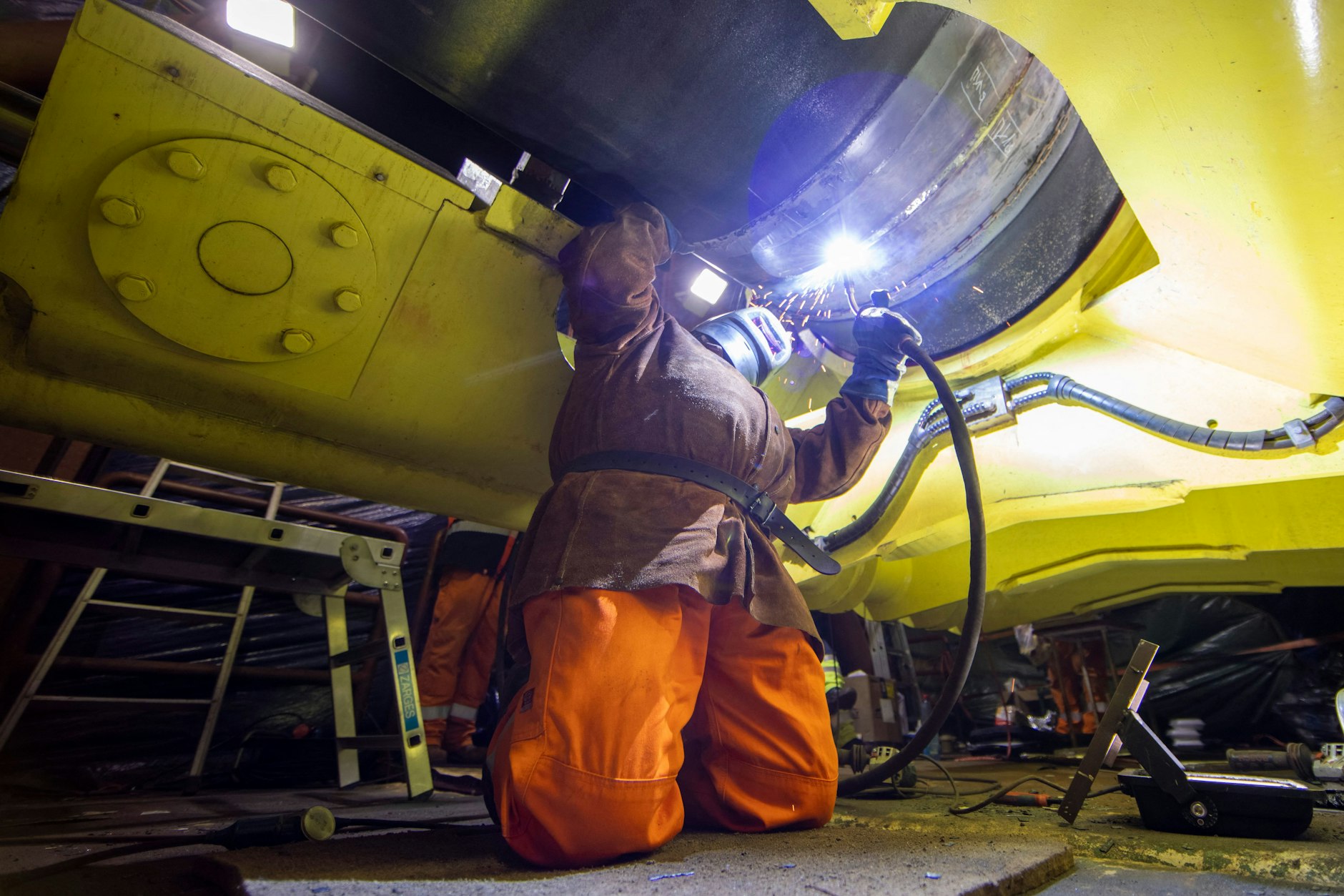 Ein Schweißer arbeitet 2021 auf einem Verlegeschiff an der Ostsee-Pipeline Nord Stream 2. Eine von einer Tochter des russischen Konzerns Gazprom finanzierte Stiftung Mecklenburg-Vorpommerns förderte das Projekt, das nie in Betrieb ging. 2022 wurde die Pipeline von Unbekannten gesprengt.