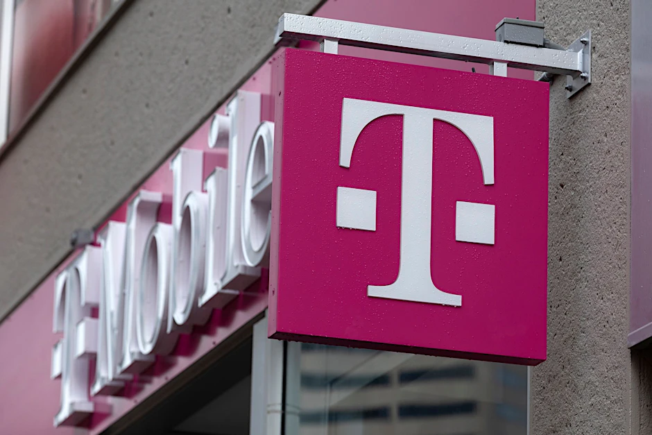 ARCHIV - Die Deutsche Telekom bringt eigene Smartphones nach Deutschland.  