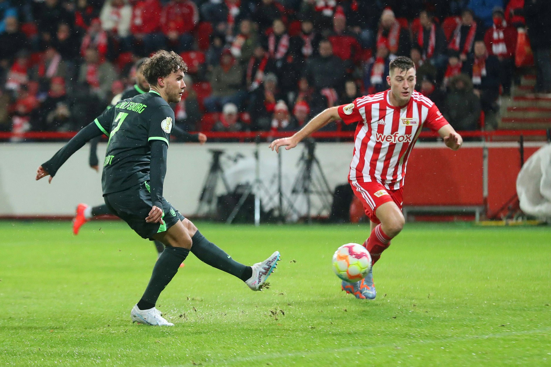 Unions Robin Knoche kann Wolfsburgs Luca Waldschmidt in der vierten Minute nicht am Torschuss hindern.