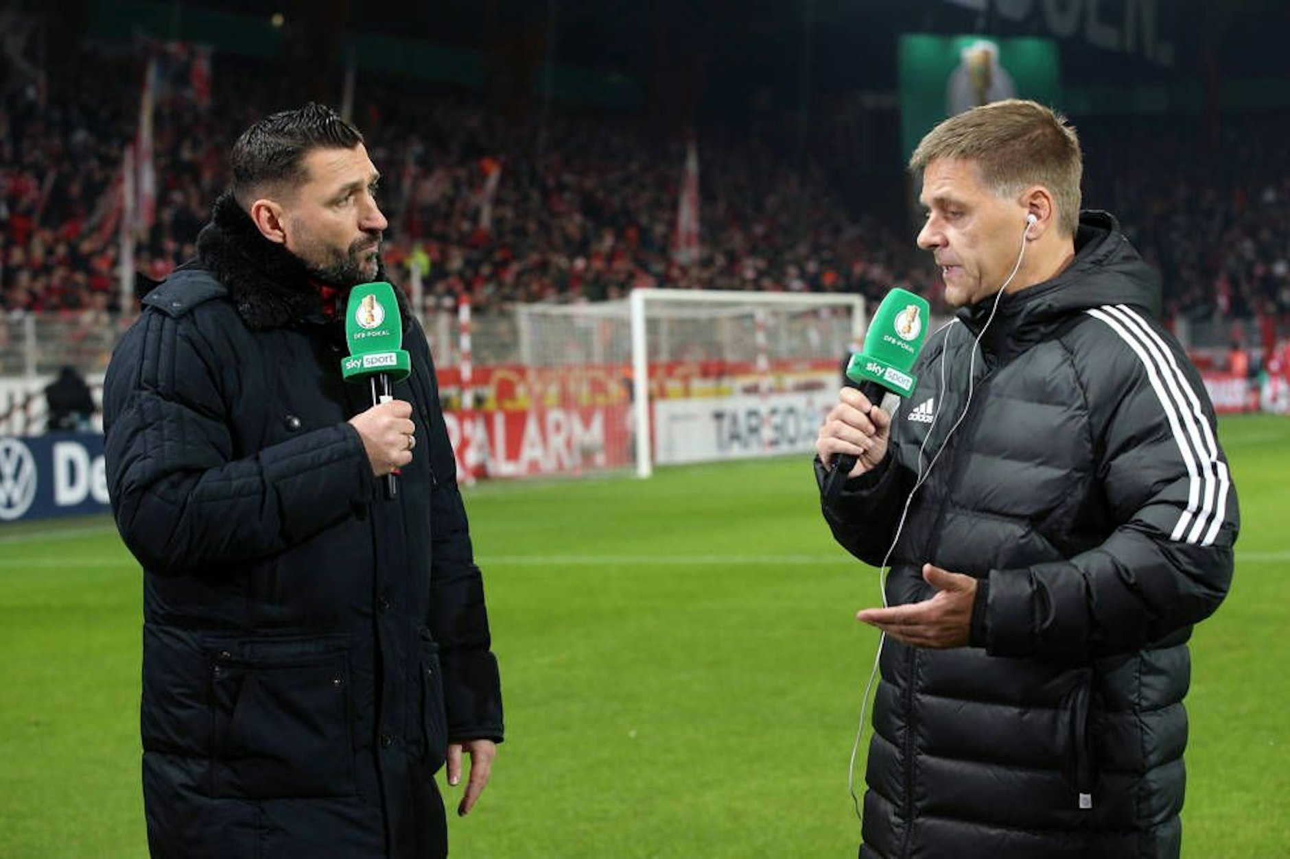 Manager Oliver Ruhnert (r.) erläutert mit Klublegende Torsten Mattuschka den gescheiterten Isco-Transfer.