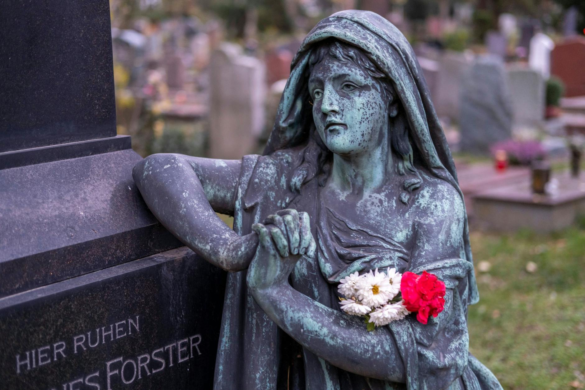 Trauernde müssen in Berlin zum Teil wochenlang auf eine Sterbeurkunde ihrer verstorbenen Angehörigen warten. 