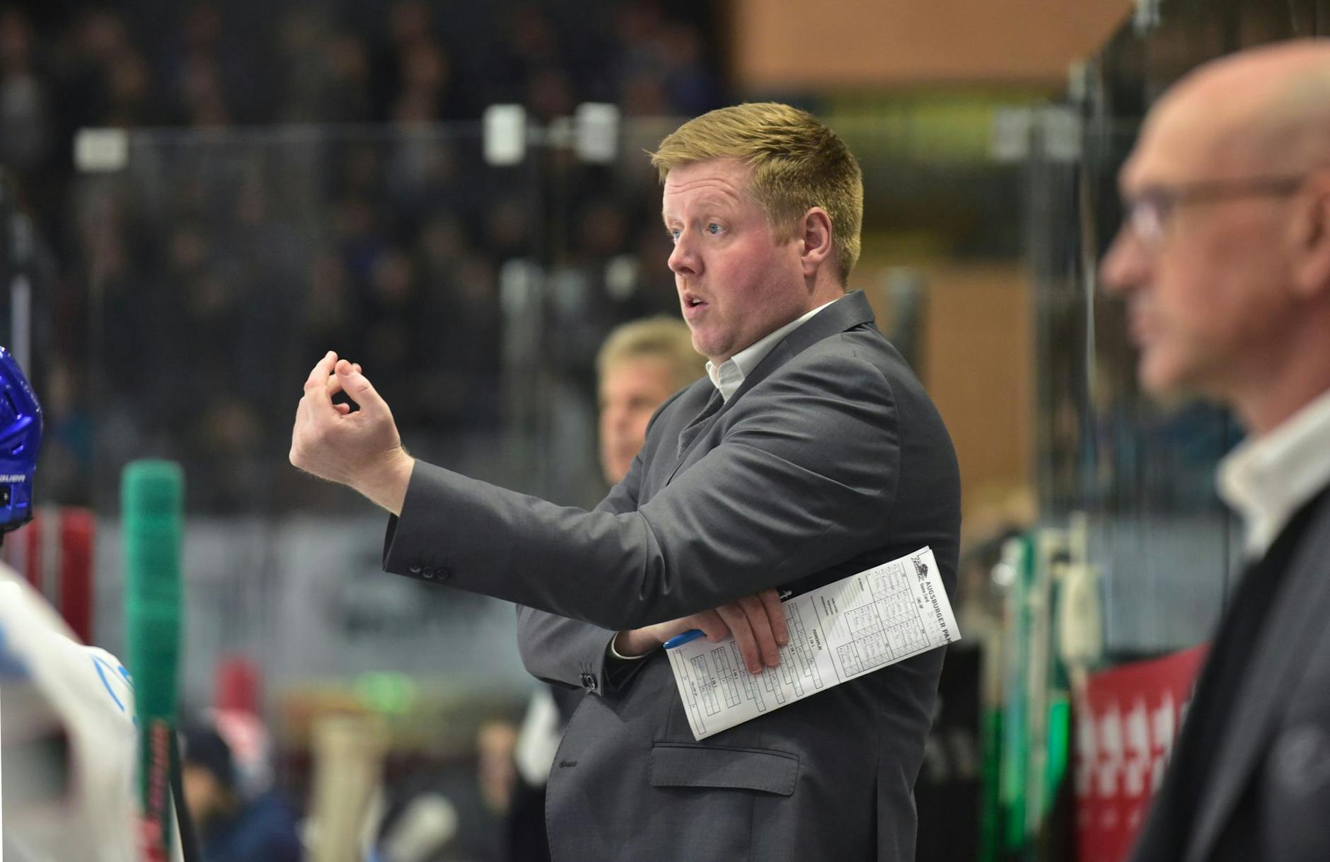 ARCHIV - Die Augsburg Panther und Trainer Peter Russell gehen getrennte Wege.