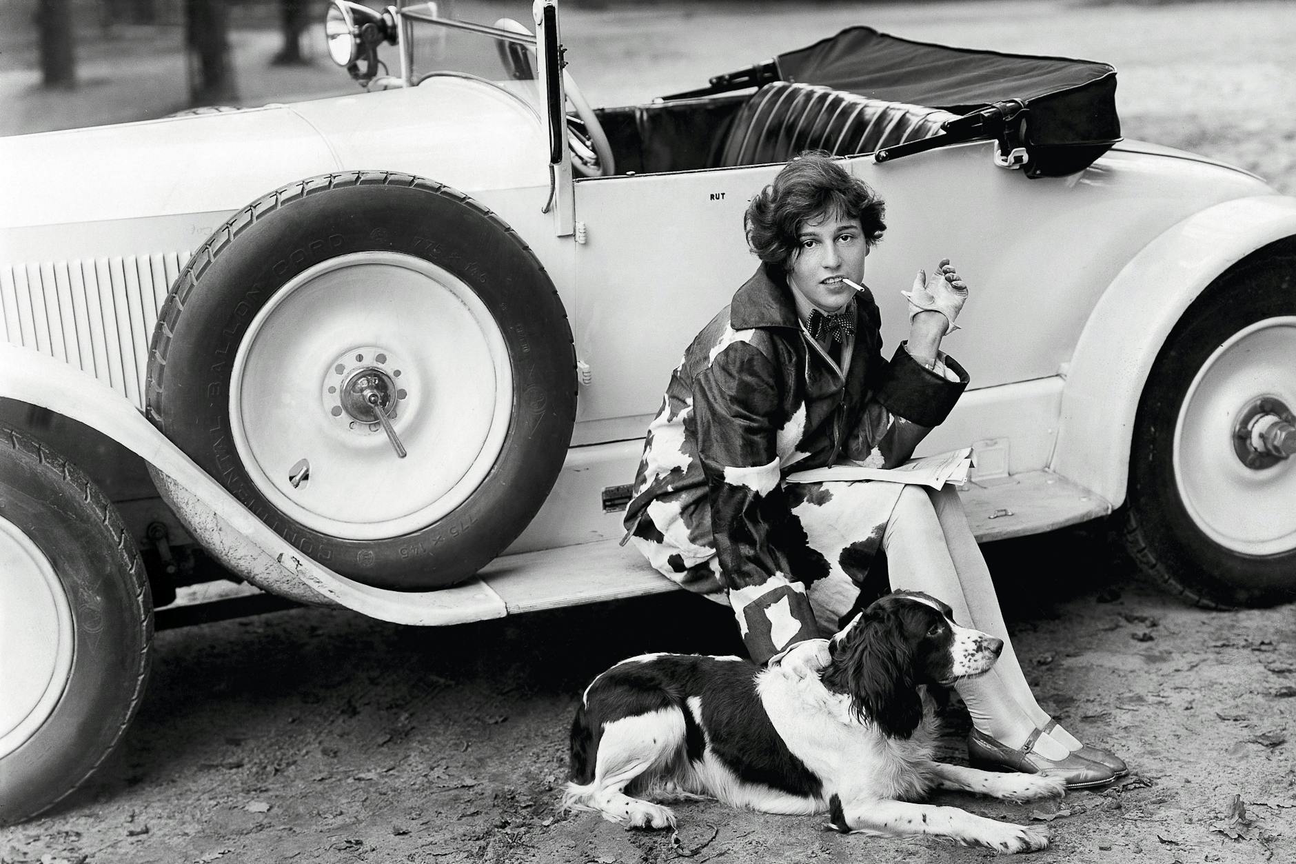 Tempo, Tempo! Als eine der ersten Berlinerinnen fährt Ruth Landshoff-Yorck ihr eigenes Auto. Das Foto zeigt sie 1927, den Kuhfellmantel hat sie natürlich auf ihren Hund abgestimmt. 