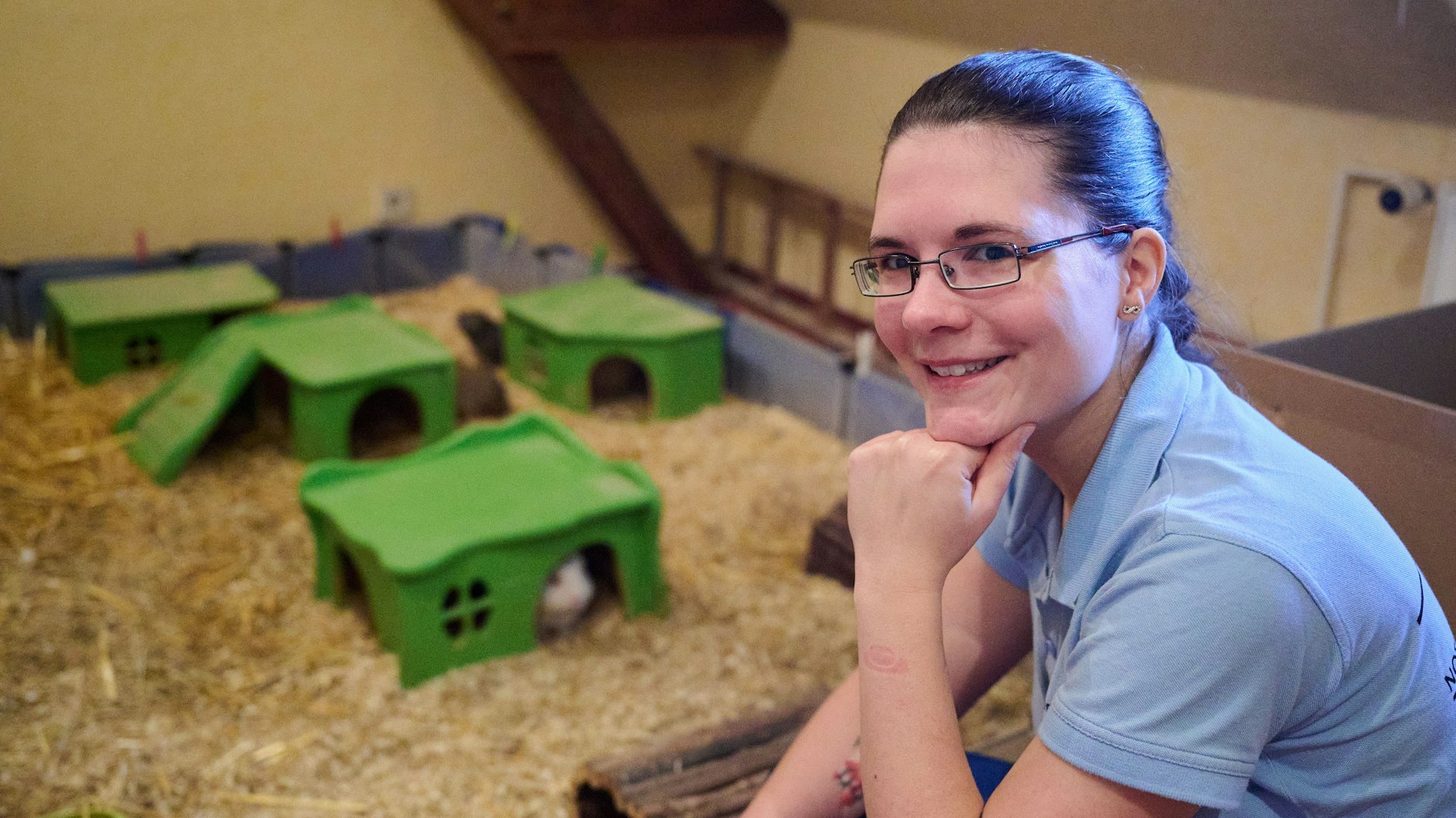 Melanie Dufossé vor dem Gehege für Meerschweinchen, die vermittelt werden.