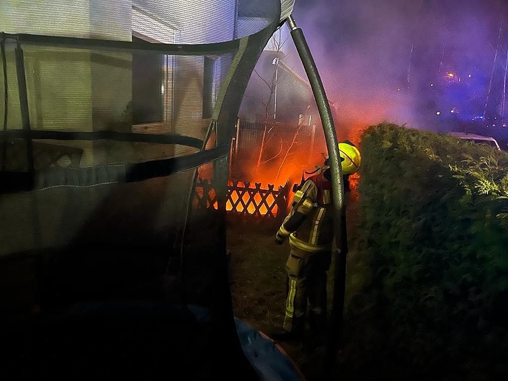 Feuerwehreinsatz in Berlin-Lichtenrade: Keller in Wohnsiedlung in Brand