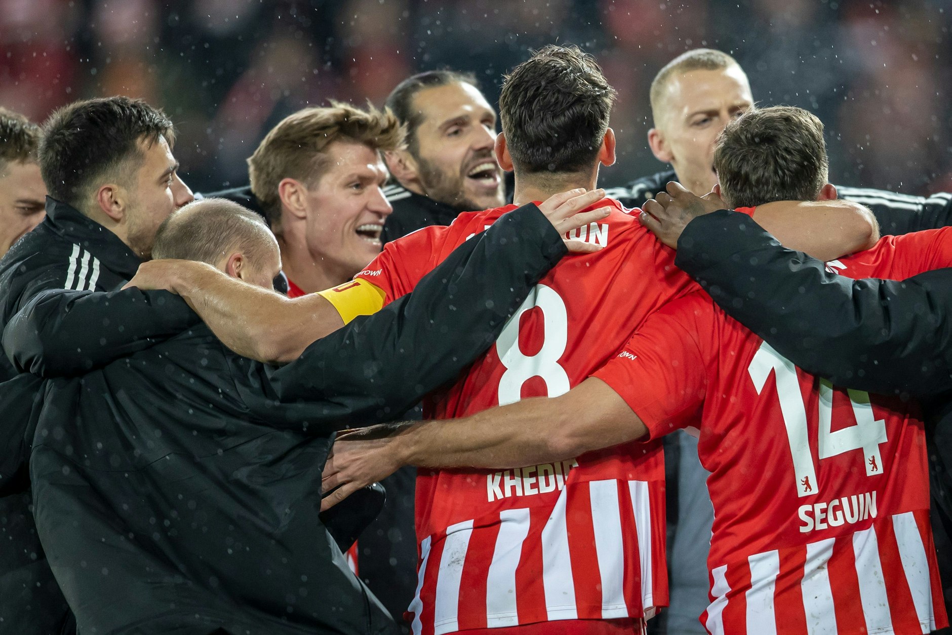 Unions Spieler feiern nach dem Abpfiff.