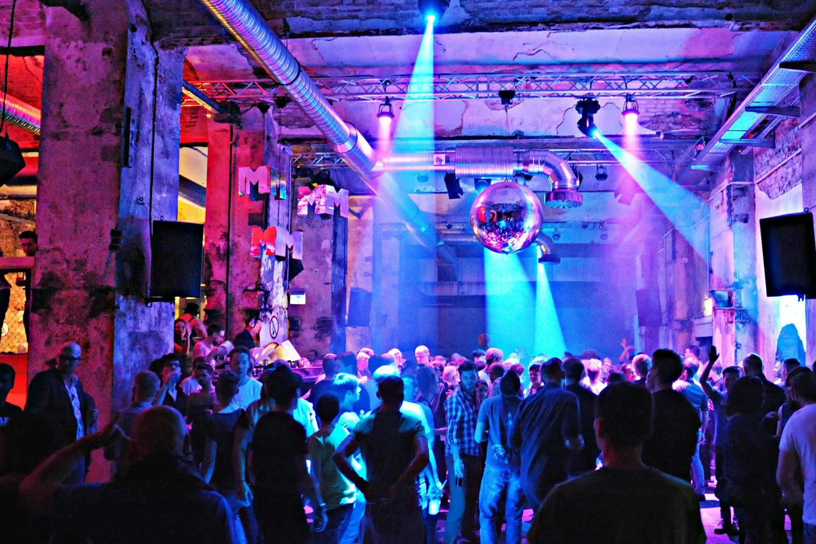 Eine Party im SchwuZ. Dieser Club macht mit bei der Jugendkulturkarte.