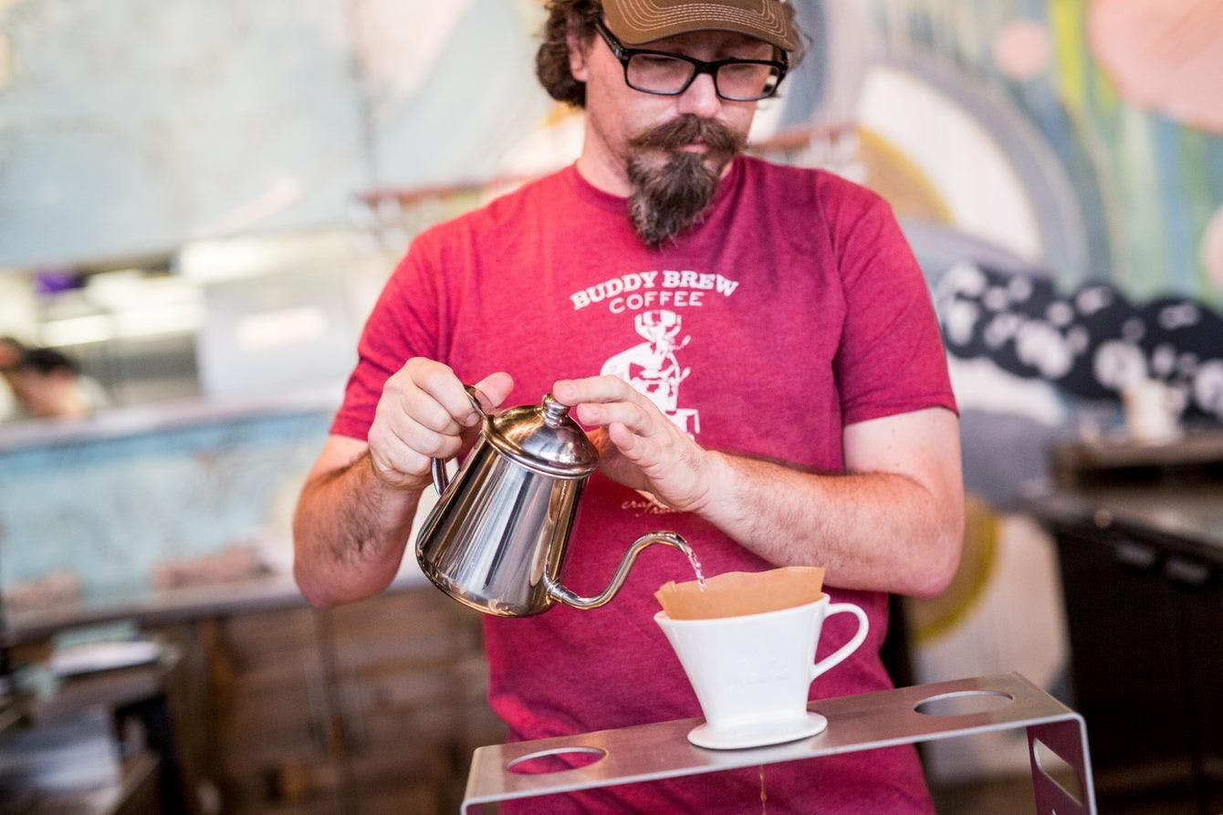 Begann in Sachsen und endete in der Welt der Coffee-Hipster. Ein Barista in Florida brüht Kaffee auf in einem klassischen Filter von Melitta. 