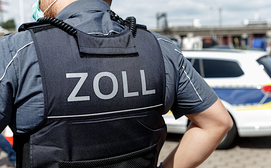Der Berliner Zoll machte einen riesigen Fund: In einem Kinderzimmer wurde Bargeld in Höhe von einer Million Euro entdeckt.