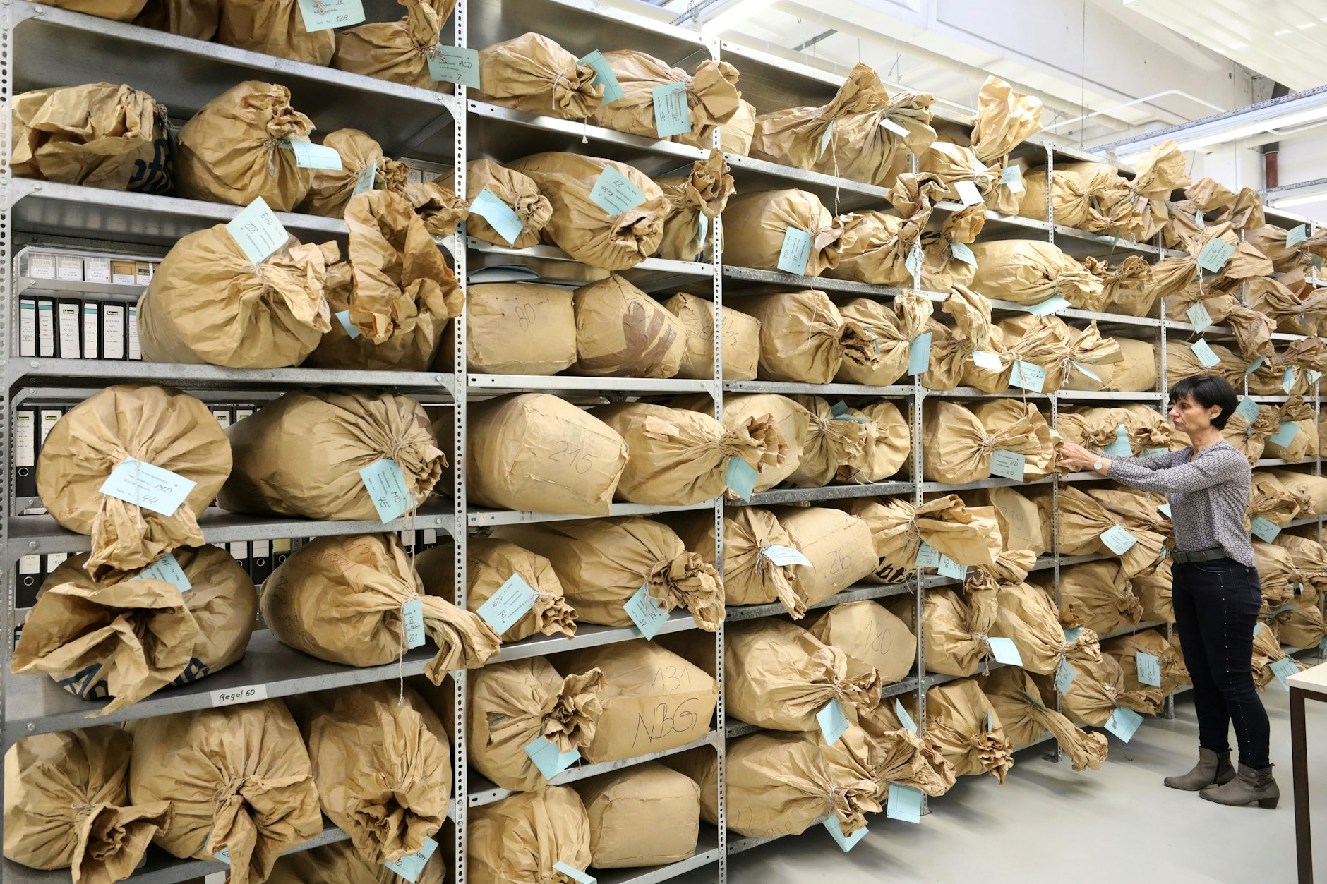 Regale mit Papiersäcken, die mit zerrissenen Akten gefüllt sind: in der Außenstelle Neubrandenburg der Behörde des Bundesbeauftragten für die Stasi-Unterlagen.