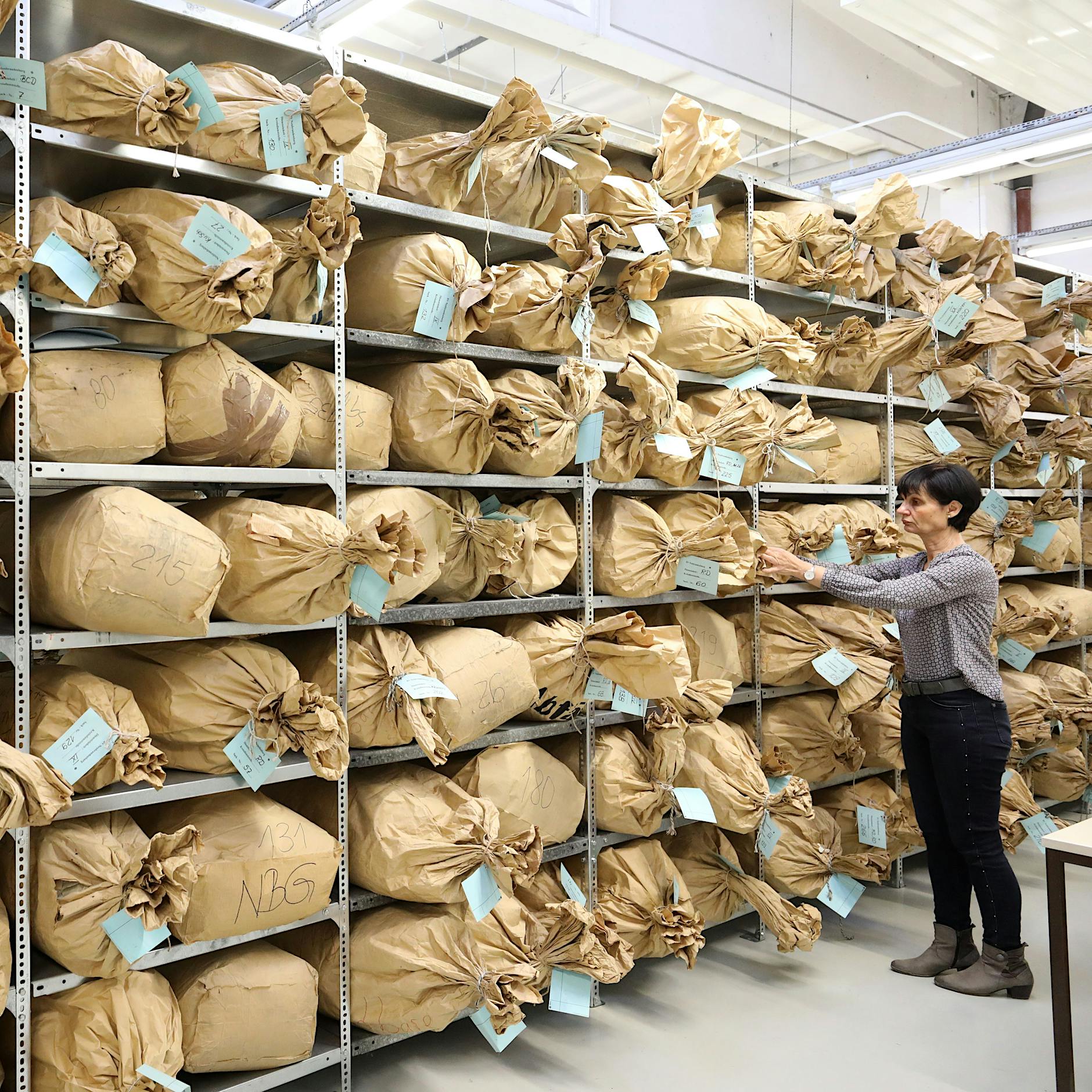 Zerrissene Stasi-Akten: Neuer Versuch der Rekonstruktion