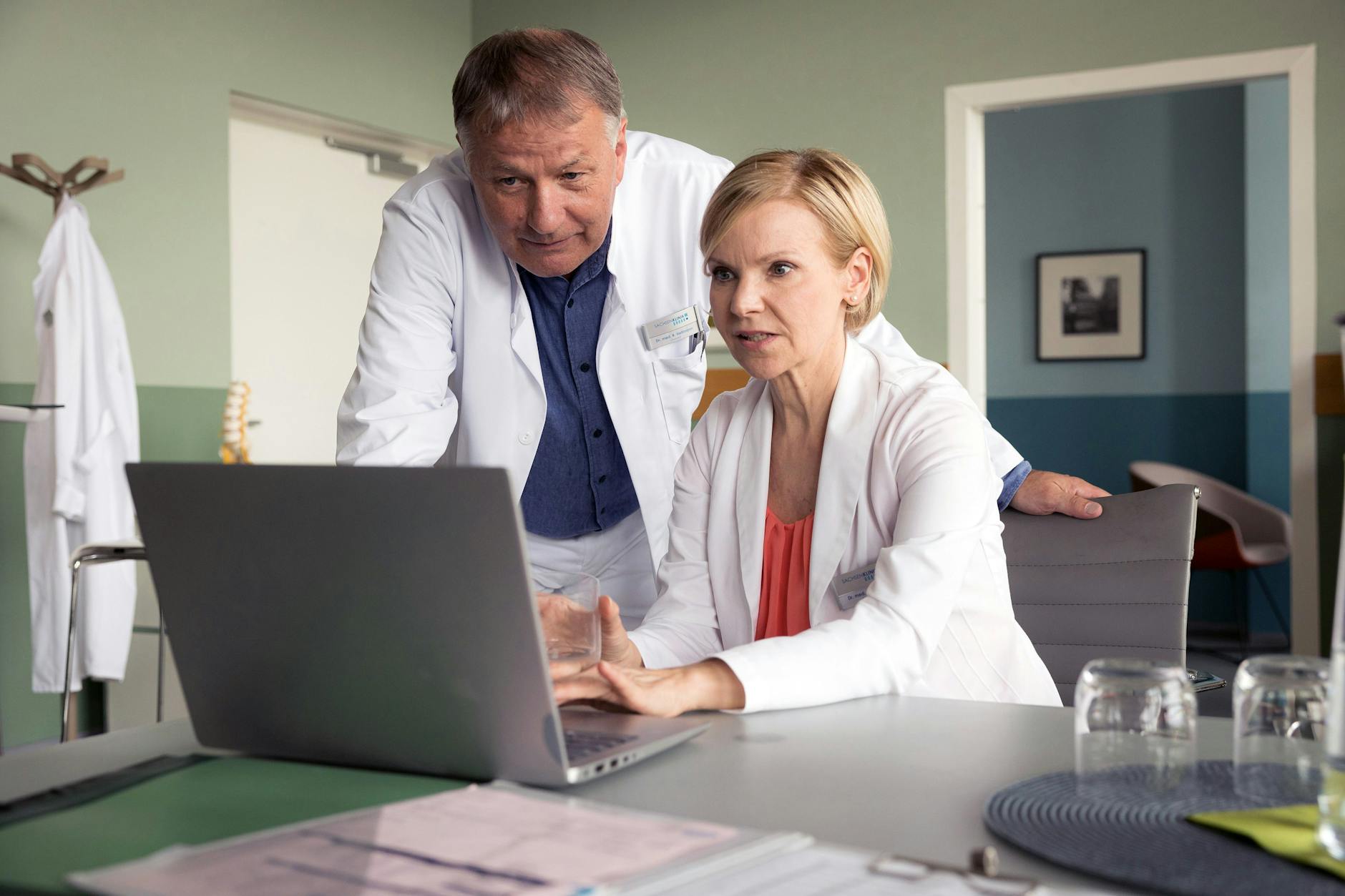 Werden sie nun endlich in der Serie „In aller Freundschaft“ heiraten? Dr. Kathrin Globisch (Andrea Kathrin Loewig) und Dr. Roland Heilmann (Thomas Rühmann) versuchen zunächst das Leben eines Jungen zu retten.